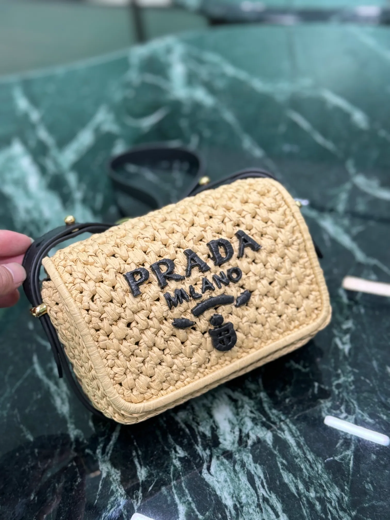 💰1560🌟Shoulder Woven Bag This modern and sophisticated bag is made of woven fabric and has a compact silhouette with flap and leather details. The shoulder bag is illuminated by gold-tone hardware and features a contrasting monogram logo embroidered on the front. Style number: 1bd362 Size: width 6×length 12×base 6cm
