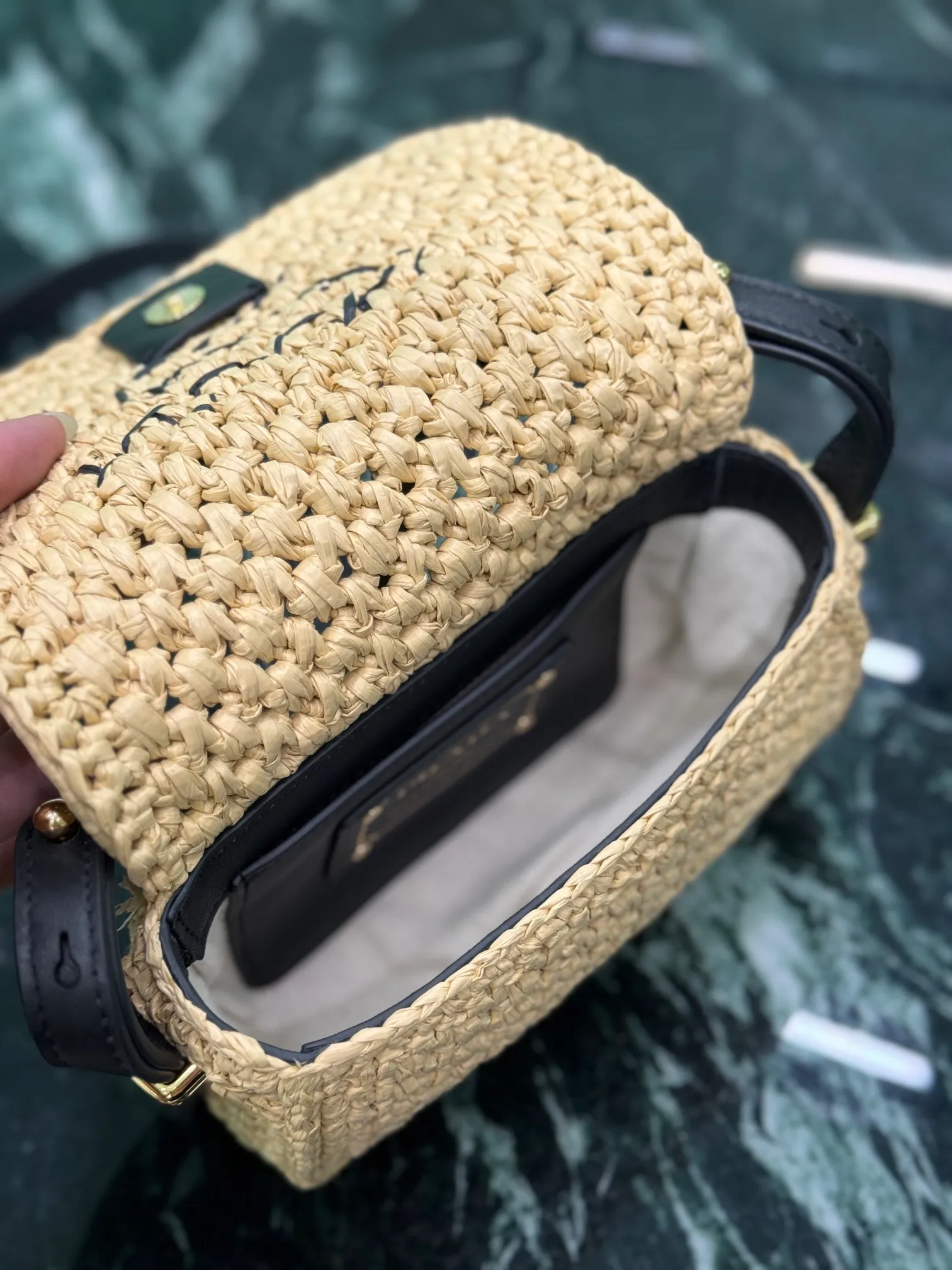 💰1560🌟Shoulder Woven Bag This modern and sophisticated bag is made of woven fabric and has a compact silhouette with flap and leather details. The shoulder bag is illuminated by gold-tone hardware and features a contrasting monogram logo embroidered on the front. Style number: 1bd362 Size: width 6×length 12×base 6cm