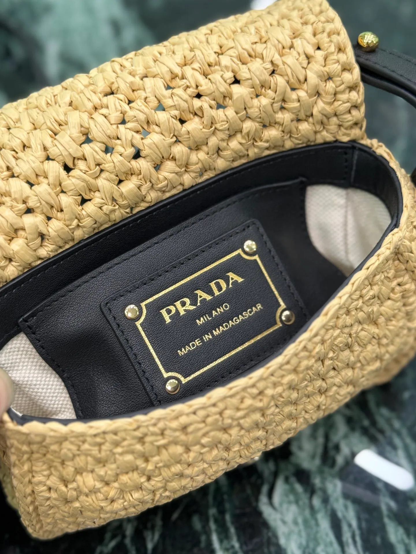 💰1560🌟Shoulder Woven Bag This modern and sophisticated bag is made of woven fabric and has a compact silhouette with flap and leather details. The shoulder bag is illuminated by gold-tone hardware and features a contrasting monogram logo embroidered on the front. Style number: 1bd362 Size: width 6×length 12×base 6cm