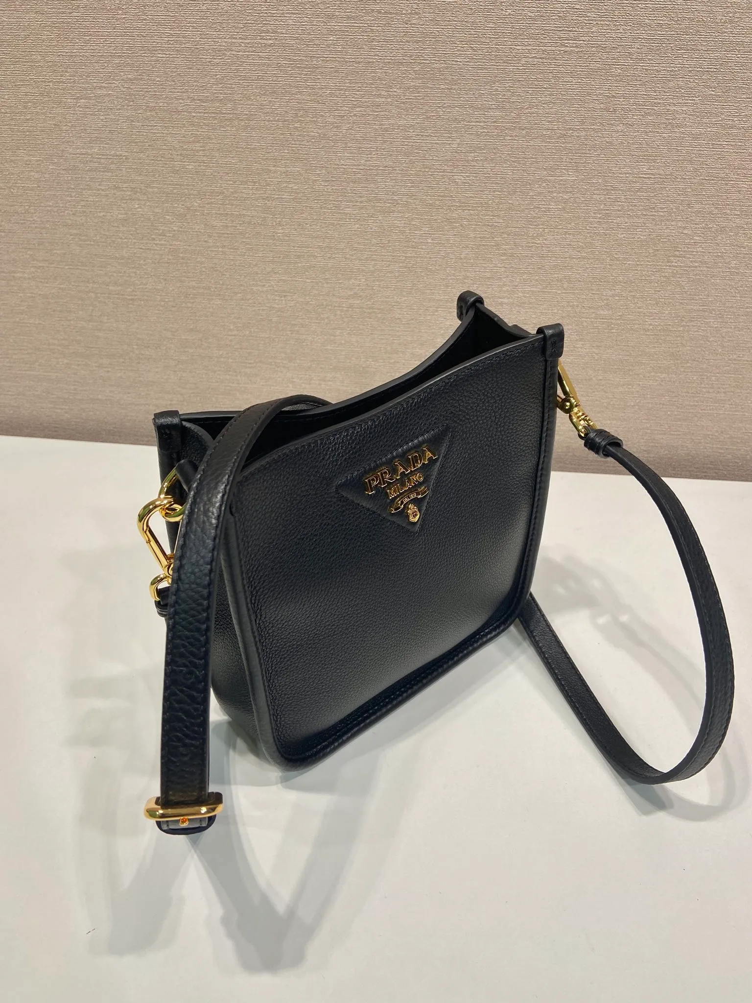 💰1560👏New double shoulder strap bag👏1BH191tote bag This leather mini shoulder bag has a simple design. A metallic triangle logo on the front adds signature tone. Equipped with detachable logo-printed webbing and leather shoulder straps, it can be exchanged at any time for different outfits and occasions😘😘to highlight its modern style. High fashion is the main fashion for daily matching. Hurry up and get it, it’s so beautiful👏👏 Length 19x height 20x base 6cm👏👏👏😘😘😘