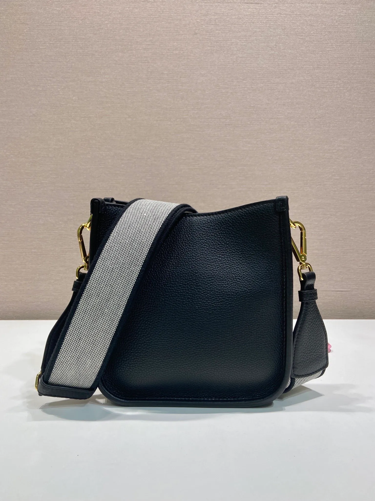 💰1560👏New double shoulder strap bag👏1BH191tote bag This leather mini shoulder bag has a simple design. A metallic triangle logo on the front adds signature tone. Equipped with detachable logo-printed webbing and leather shoulder straps, it can be exchanged at any time for different outfits and occasions😘😘to highlight its modern style. High fashion is the main fashion for daily matching. Hurry up and get it, it’s so beautiful👏👏 Length 19x height 20x base 6cm👏👏👏😘😘😘
