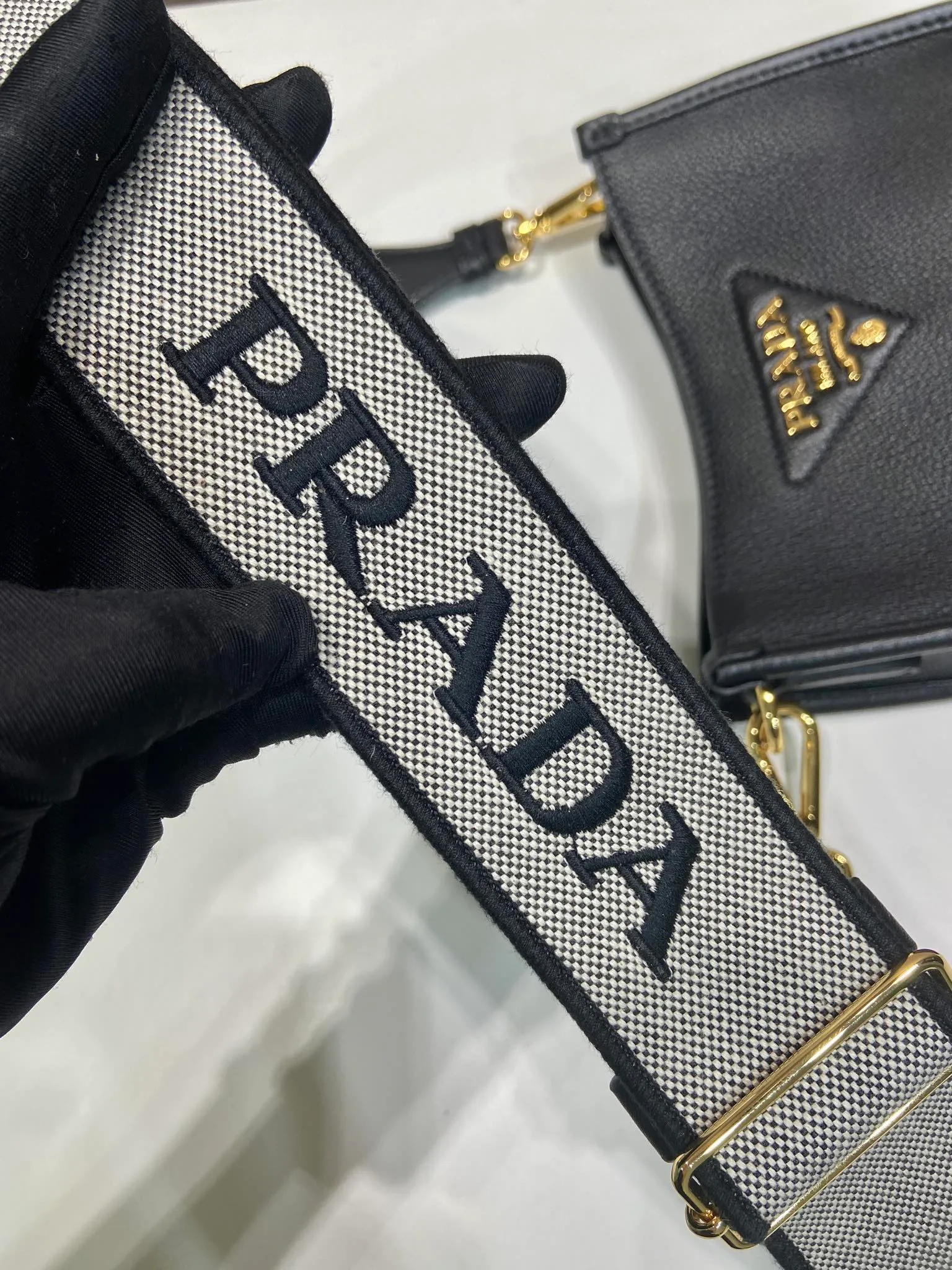 💰1560👏New double shoulder strap bag👏1BH191tote bag This leather mini shoulder bag has a simple design. A metallic triangle logo on the front adds signature tone. Equipped with detachable logo-printed webbing and leather shoulder straps, it can be exchanged at any time for different outfits and occasions😘😘to highlight its modern style. High fashion is the main fashion for daily matching. Hurry up and get it, it’s so beautiful👏👏 Length 19x height 20x base 6cm👏👏👏😘😘😘