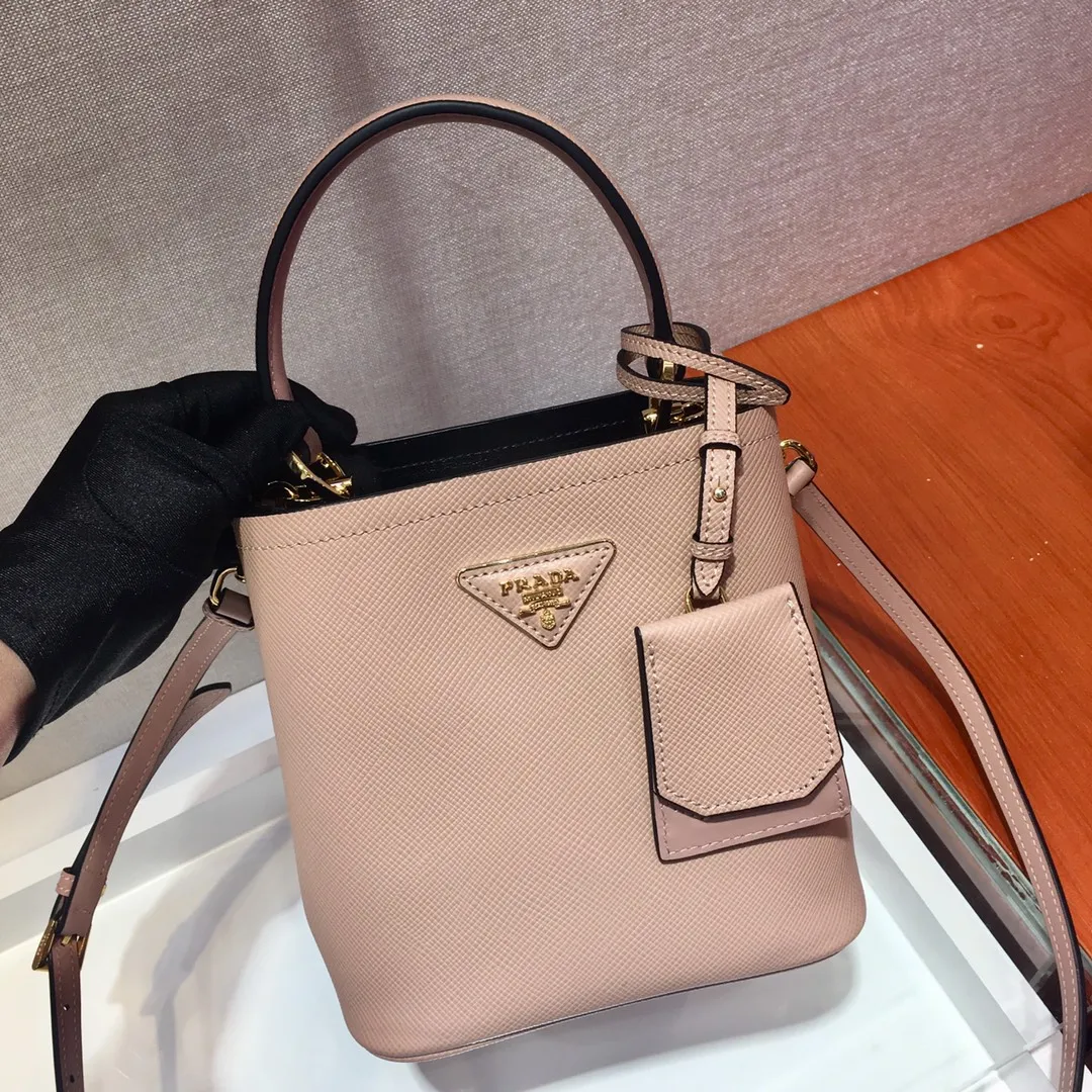 💰1700🔆Exclusive first release🔆1BA217 mini size💋Original item🤙🤙Made of imported Saffiano leather material, removable shoulder strap, leather nameplate and metal logo complement each other. Leather-covered central pocket with magnetic buckle. Saffiano leather triangle logo. Contrast color nappa leather lining. This Double handbag has an elegant style, eye-catching and unique. It is also a popular style🙋🏻🙋🏻Length 17x Height 18X Bottom 10.5cm