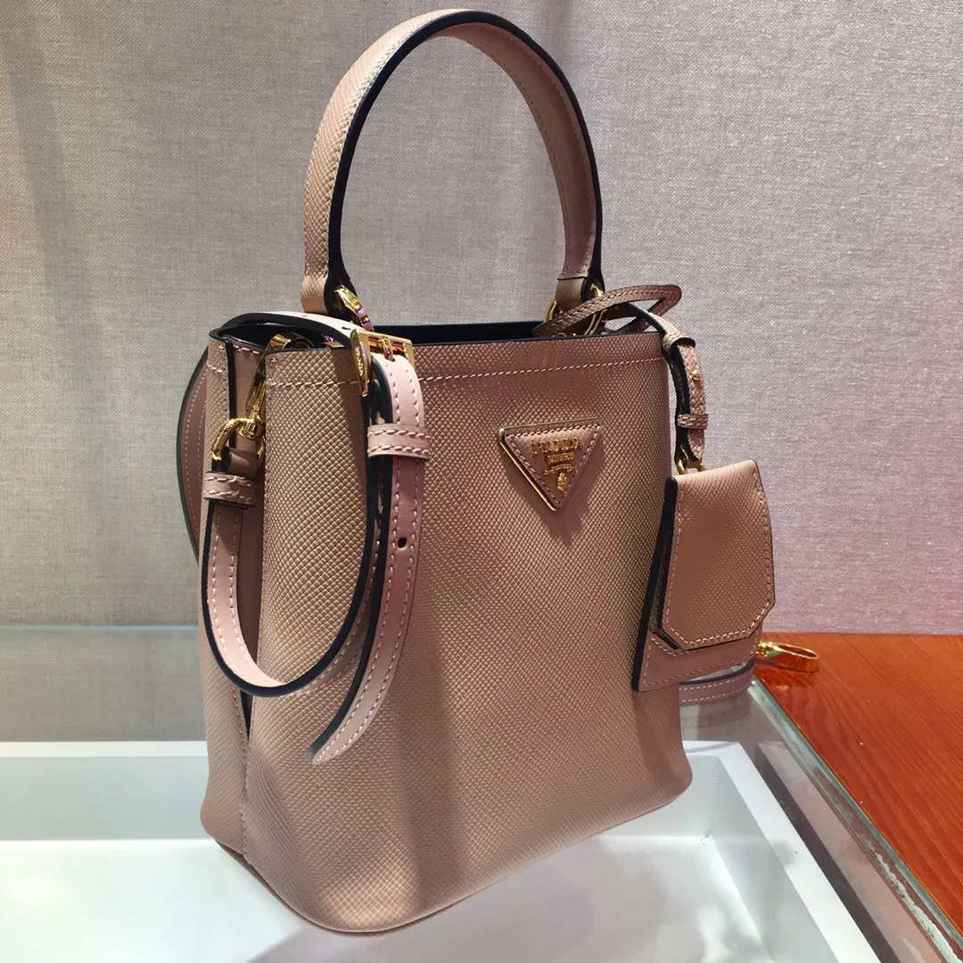 💰1700🔆Exclusive first release🔆1BA217 mini size💋Original item🤙🤙Made of imported Saffiano leather material, removable shoulder strap, leather nameplate and metal logo complement each other. Leather-covered central pocket with magnetic buckle. Saffiano leather triangle logo. Contrast color nappa leather lining. This Double handbag has an elegant style, eye-catching and unique. It is also a popular style🙋🏻🙋🏻Length 17x Height 18X Bottom 10.5cm