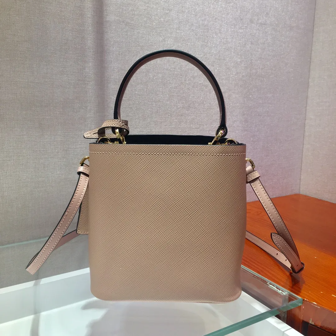 💰1700🔆Exclusive first release🔆1BA217 mini size💋Original item🤙🤙Made of imported Saffiano leather material, removable shoulder strap, leather nameplate and metal logo complement each other. Leather-covered central pocket with magnetic buckle. Saffiano leather triangle logo. Contrast color nappa leather lining. This Double handbag has an elegant style, eye-catching and unique. It is also a popular style🙋🏻🙋🏻Length 17x Height 18X Bottom 10.5cm