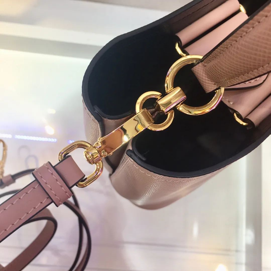 💰1700🔆Exclusive first release🔆1BA217 mini size💋Original item🤙🤙Made of imported Saffiano leather material, removable shoulder strap, leather nameplate and metal logo complement each other. Leather-covered central pocket with magnetic buckle. Saffiano leather triangle logo. Contrast color nappa leather lining. This Double handbag has an elegant style, eye-catching and unique. It is also a popular style🙋🏻🙋🏻Length 17x Height 18X Bottom 10.5cm