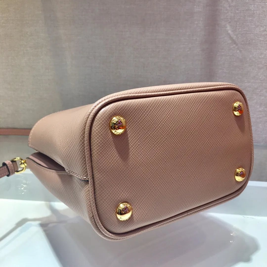 💰1700🔆Exclusive first release🔆1BA217 mini size💋Original item🤙🤙Made of imported Saffiano leather material, removable shoulder strap, leather nameplate and metal logo complement each other. Leather-covered central pocket with magnetic buckle. Saffiano leather triangle logo. Contrast color nappa leather lining. This Double handbag has an elegant style, eye-catching and unique. It is also a popular style🙋🏻🙋🏻Length 17x Height 18X Bottom 10.5cm