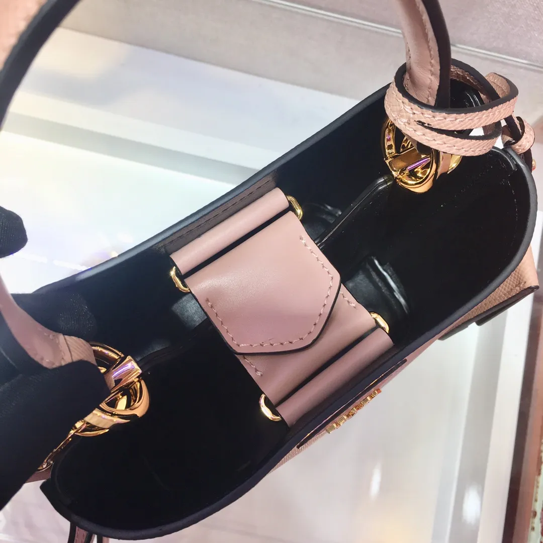 💰1700🔆Exclusive first release🔆1BA217 mini size💋Original item🤙🤙Made of imported Saffiano leather material, removable shoulder strap, leather nameplate and metal logo complement each other. Leather-covered central pocket with magnetic buckle. Saffiano leather triangle logo. Contrast color nappa leather lining. This Double handbag has an elegant style, eye-catching and unique. It is also a popular style🙋🏻🙋🏻Length 17x Height 18X Bottom 10.5cm