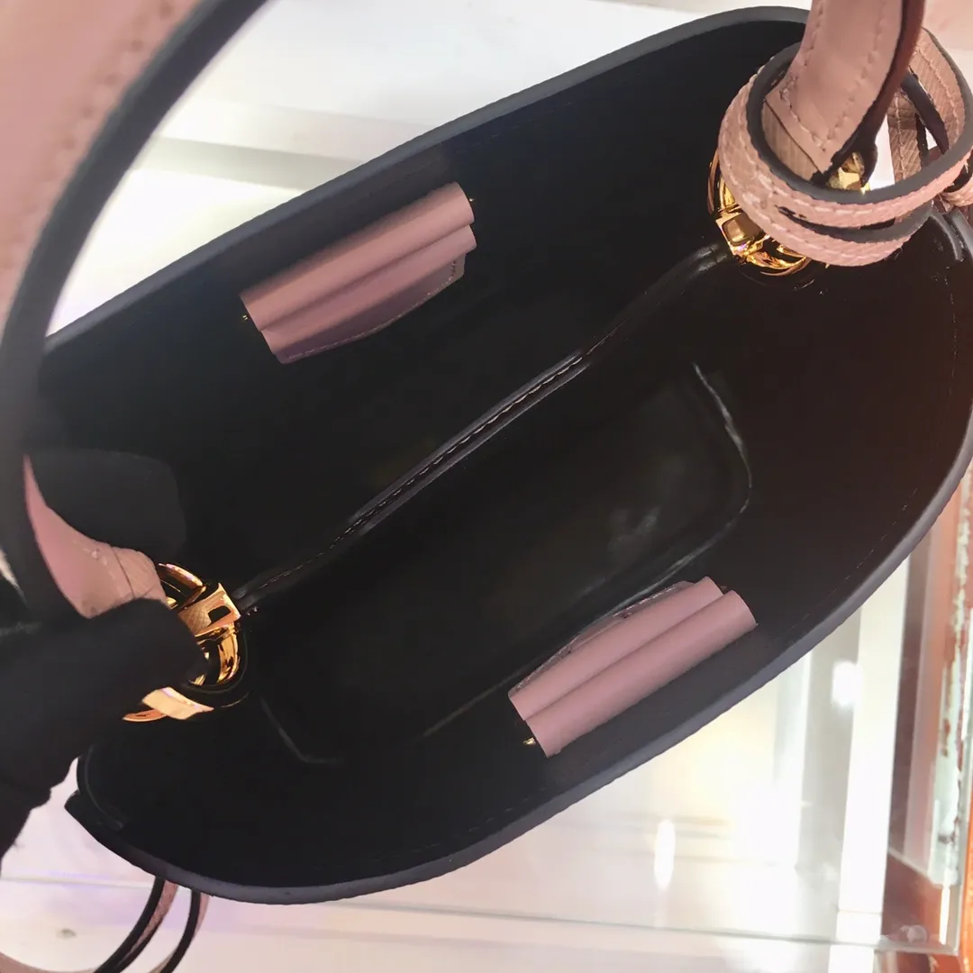 💰1700🔆Exclusive first release🔆1BA217 mini size💋Original item🤙🤙Made of imported Saffiano leather material, removable shoulder strap, leather nameplate and metal logo complement each other. Leather-covered central pocket with magnetic buckle. Saffiano leather triangle logo. Contrast color nappa leather lining. This Double handbag has an elegant style, eye-catching and unique. It is also a popular style🙋🏻🙋🏻Length 17x Height 18X Bottom 10.5cm