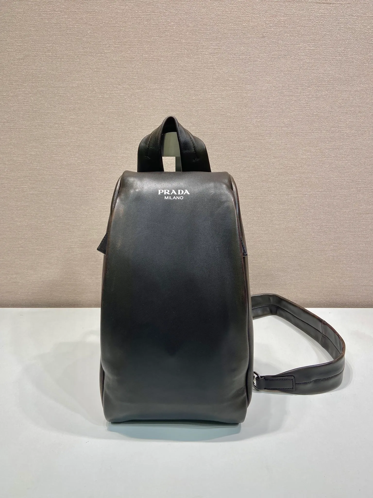 💰1560🎉New chest bag🎉2VZ114 distressed leather🎉🎉 This chest bag is designed with artisan craftsmanship, using soft leather with an distressed effect to interpret the modernist geometric shape. The interior is made of sheepskin, and the letter logo shows your identity. The one-shoulder version combines sports functionality with contemporary sophistication. Pulls on both sides to open and close, babies, hurry up and get it🎉🎉 Length 18x Height 32x Bottom 11cm🎉🎉🎉💰💰💰