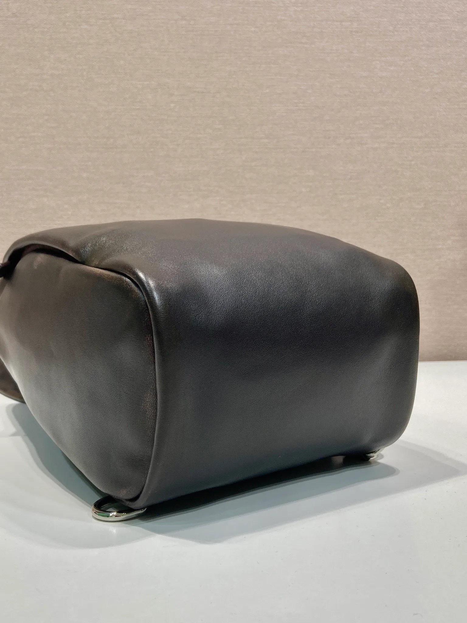 💰1560🎉New chest bag🎉2VZ114 distressed leather🎉🎉 This chest bag is designed with artisan craftsmanship, using soft leather with an distressed effect to interpret the modernist geometric shape. The interior is made of sheepskin, and the letter logo shows your identity. The one-shoulder version combines sports functionality with contemporary sophistication. Pulls on both sides to open and close, babies, hurry up and get it🎉🎉 Length 18x Height 32x Bottom 11cm🎉🎉🎉💰💰💰