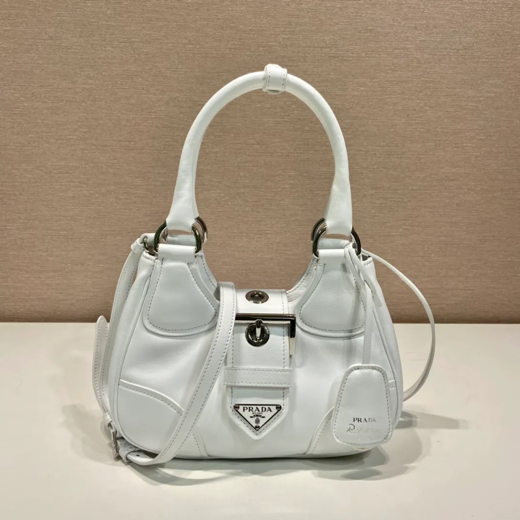 💰1660🎉New Moon handbag🎉1BA381 full lambskin🎉🎉 This Moon handbag is designed with imported lambskin, and the interior is also full sheepskin👏 It is equipped with a 100 cm detachable and adjustable long leather shoulder strap, which can be carried by hand or on the shoulder, a detachable leather keychain, and a triangle logo magnetic buckle/lace closure on the front. It is lightweight and practical, and the upper body effect is cool/fashionable. Another popular style that will never go out of style🎉🎉Hurry up and get it🎉 Length 22.5x Height 16x Bottom 7.5cm