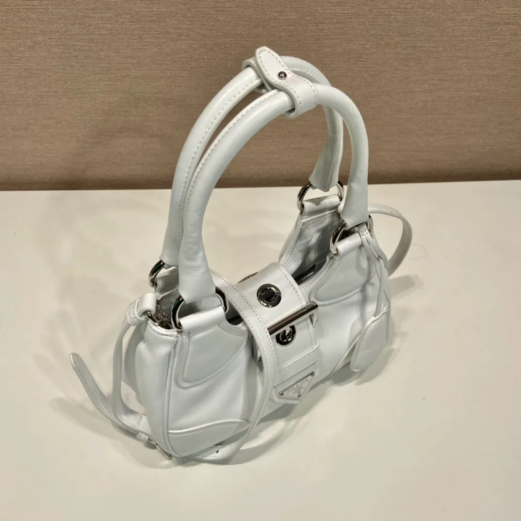 💰1660🎉New Moon handbag🎉1BA381 full lambskin🎉🎉 This Moon handbag is designed with imported lambskin, and the interior is also full sheepskin👏 It is equipped with a 100 cm detachable and adjustable long leather shoulder strap, which can be carried by hand or on the shoulder, a detachable leather keychain, and a triangle logo magnetic buckle/lace closure on the front. It is lightweight and practical, and the upper body effect is cool/fashionable. Another popular style that will never go out of style🎉🎉Hurry up and get it🎉 Length 22.5x Height 16x Bottom 7.5cm
