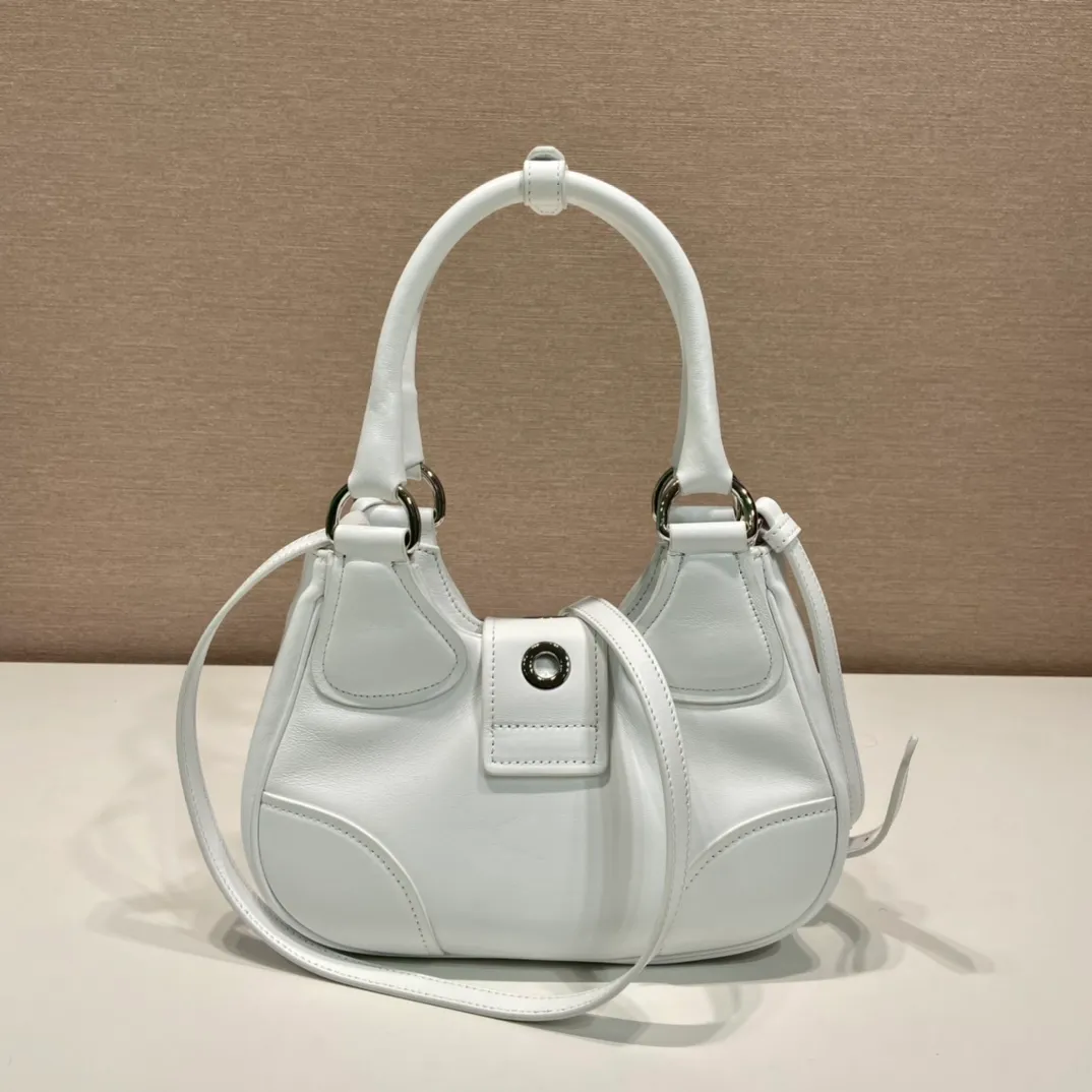 💰1660🎉New Moon handbag🎉1BA381 full lambskin🎉🎉 This Moon handbag is designed with imported lambskin, and the interior is also full sheepskin👏 It is equipped with a 100 cm detachable and adjustable long leather shoulder strap, which can be carried by hand or on the shoulder, a detachable leather keychain, and a triangle logo magnetic buckle/lace closure on the front. It is lightweight and practical, and the upper body effect is cool/fashionable. Another popular style that will never go out of style🎉🎉Hurry up and get it🎉 Length 22.5x Height 16x Bottom 7.5cm