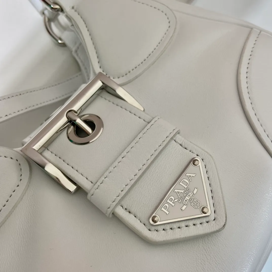 💰1660🎉New Moon handbag🎉1BA381 full lambskin🎉🎉 This Moon handbag is designed with imported lambskin, and the interior is also full sheepskin👏 It is equipped with a 100 cm detachable and adjustable long leather shoulder strap, which can be carried by hand or on the shoulder, a detachable leather keychain, and a triangle logo magnetic buckle/lace closure on the front. It is lightweight and practical, and the upper body effect is cool/fashionable. Another popular style that will never go out of style🎉🎉Hurry up and get it🎉 Length 22.5x Height 16x Bottom 7.5cm