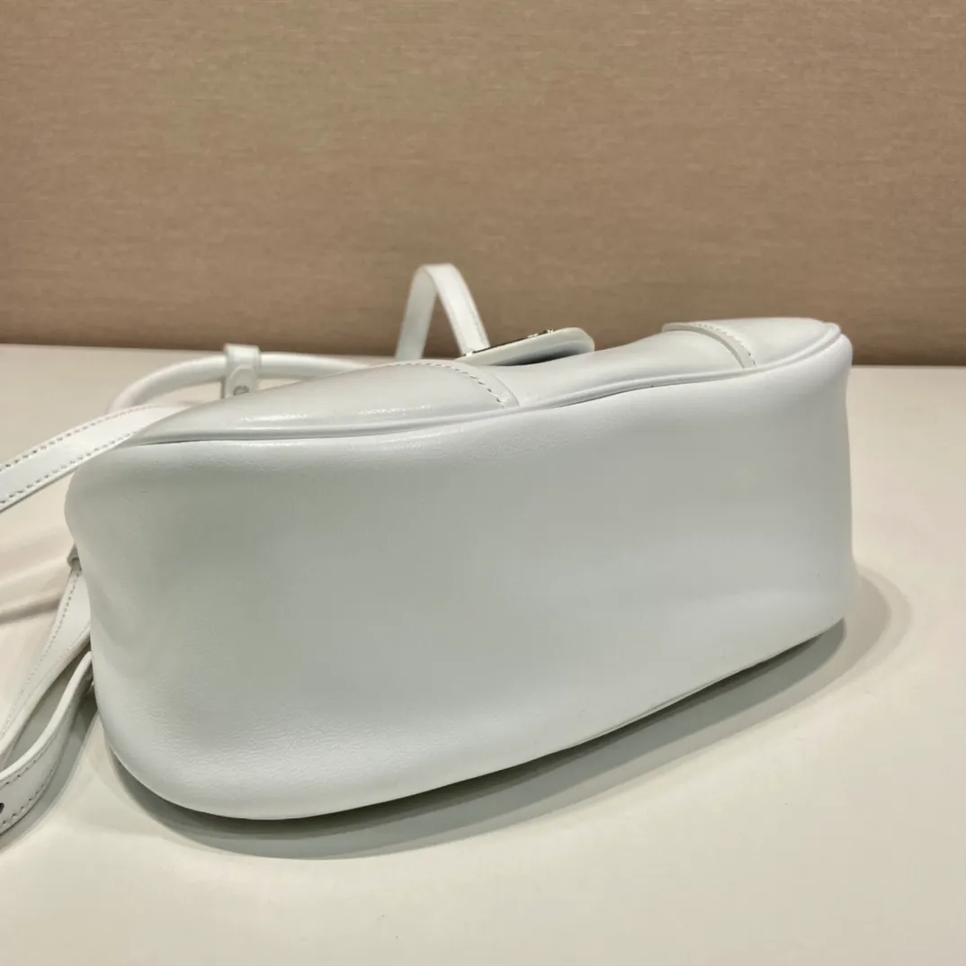 💰1660🎉New Moon handbag🎉1BA381 full lambskin🎉🎉 This Moon handbag is designed with imported lambskin, and the interior is also full sheepskin👏 It is equipped with a 100 cm detachable and adjustable long leather shoulder strap, which can be carried by hand or on the shoulder, a detachable leather keychain, and a triangle logo magnetic buckle/lace closure on the front. It is lightweight and practical, and the upper body effect is cool/fashionable. Another popular style that will never go out of style🎉🎉Hurry up and get it🎉 Length 22.5x Height 16x Bottom 7.5cm
