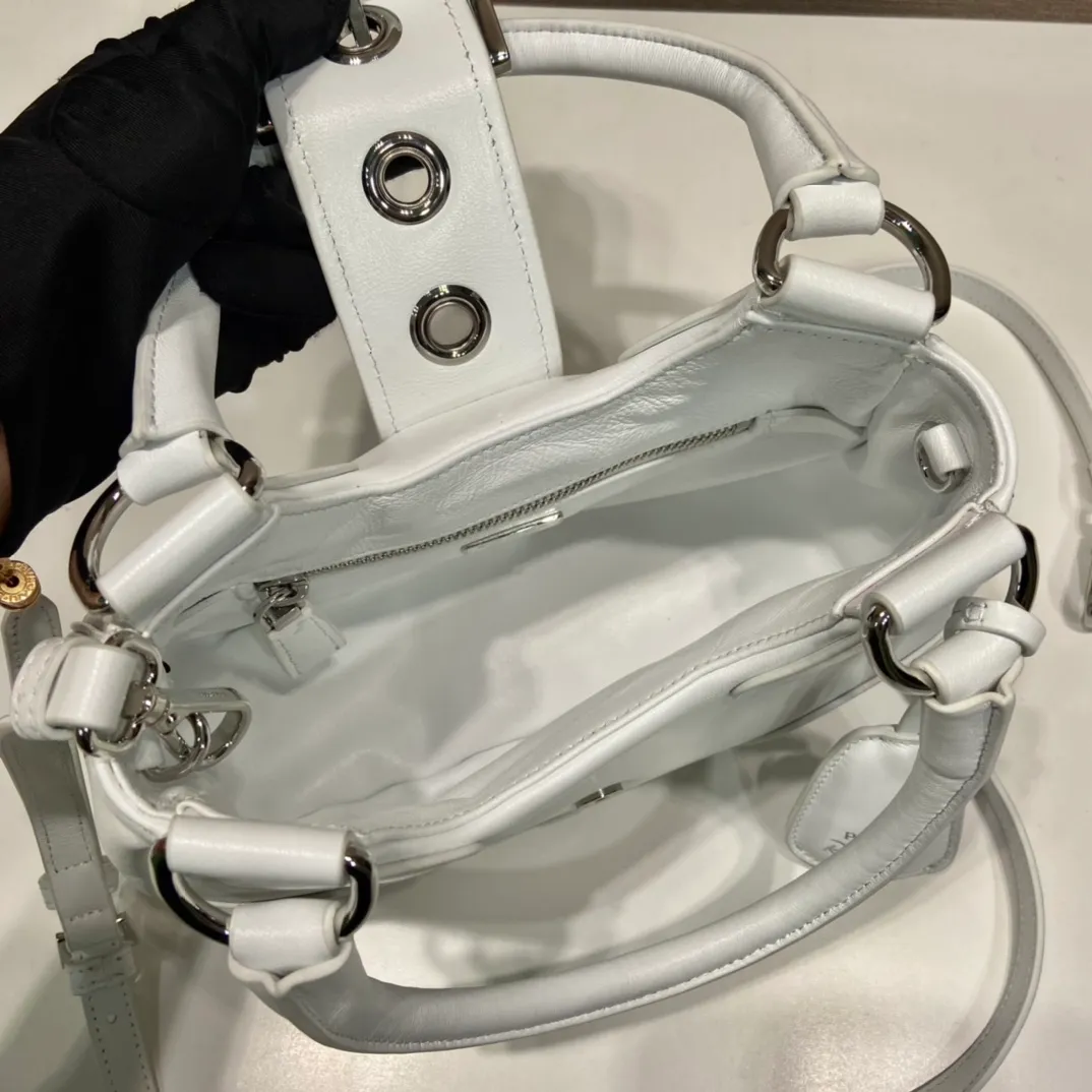 💰1660🎉New Moon handbag🎉1BA381 full lambskin🎉🎉 This Moon handbag is designed with imported lambskin, and the interior is also full sheepskin👏 It is equipped with a 100 cm detachable and adjustable long leather shoulder strap, which can be carried by hand or on the shoulder, a detachable leather keychain, and a triangle logo magnetic buckle/lace closure on the front. It is lightweight and practical, and the upper body effect is cool/fashionable. Another popular style that will never go out of style🎉🎉Hurry up and get it🎉 Length 22.5x Height 16x Bottom 7.5cm