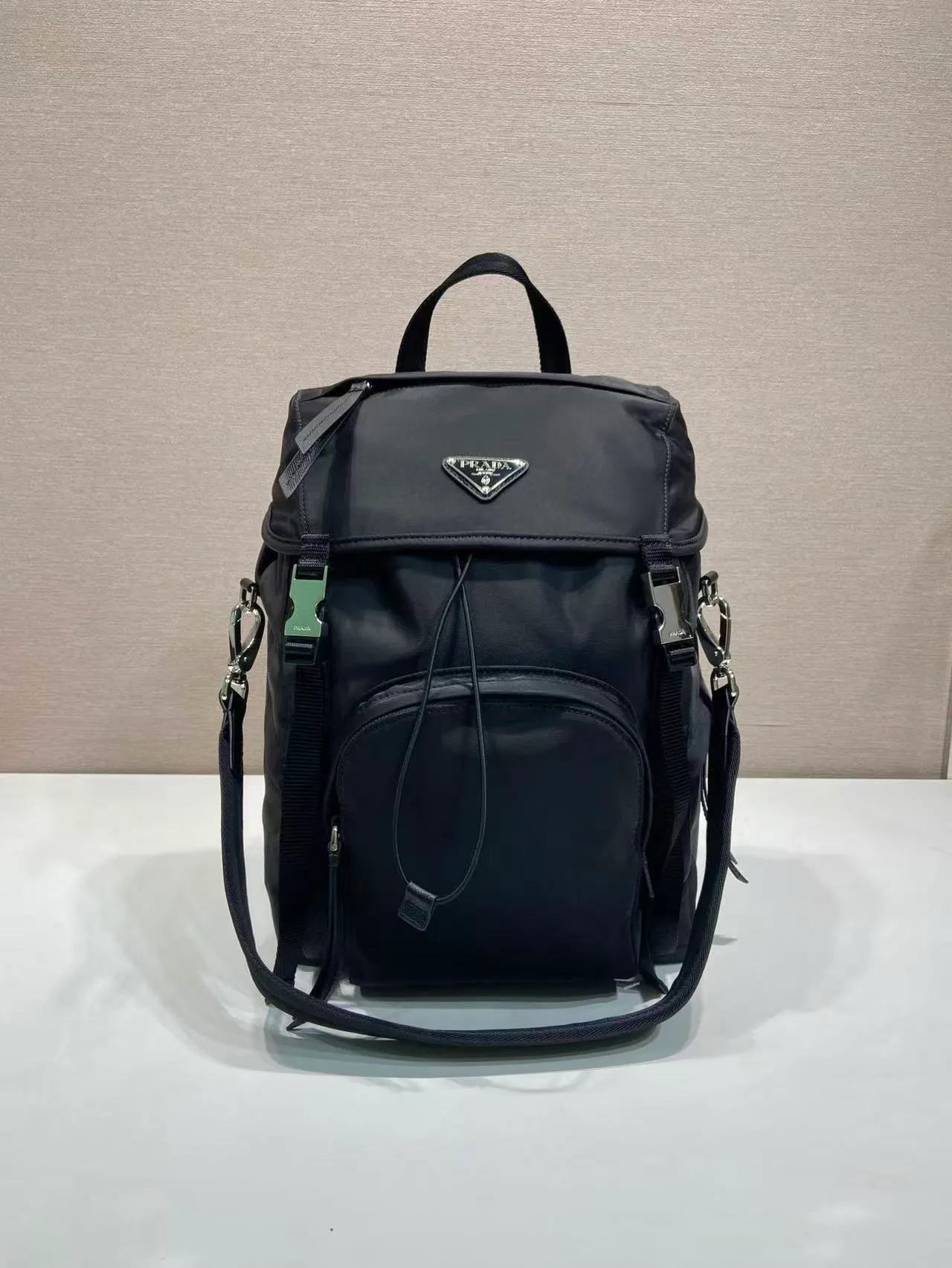 💰1360🎉New Backpack🎉1BZ039 Double Shoulder Strap🎉🎉 Made from Re-Nylon, this modern and functional backpack has a wide yet lightweight silhouette and technical details. The outdoor spirit of the design is combined with a versatile urban style. It has a detachable short shoulder strap, metal hardware on the flap and zipper pockets on the side, and a large capacity. It is also a popular style that will never go out of style and is suitable for both men and women. Hurry up and get it🎉🎉 Length 25x Height 34.5x Bottom 15.5cm🎉🎉🎉💰💰💰