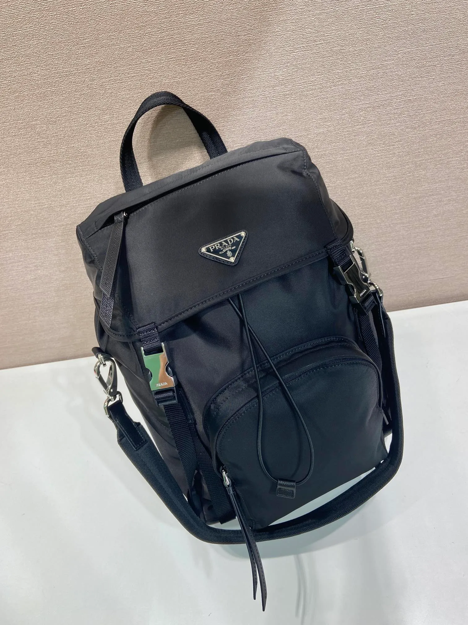 💰1360🎉New Backpack🎉1BZ039 Double Shoulder Strap🎉🎉 Made from Re-Nylon, this modern and functional backpack has a wide yet lightweight silhouette and technical details. The outdoor spirit of the design is combined with a versatile urban style. It has a detachable short shoulder strap, metal hardware on the flap and zipper pockets on the side, and a large capacity. It is also a popular style that will never go out of style and is suitable for both men and women. Hurry up and get it🎉🎉 Length 25x Height 34.5x Bottom 15.5cm🎉🎉🎉💰💰💰
