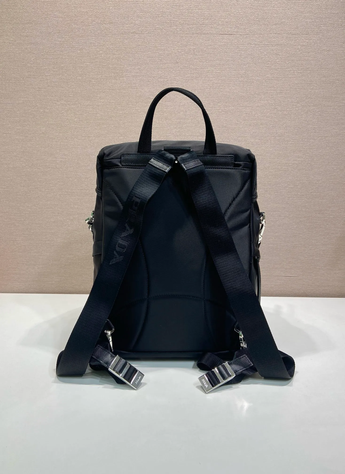 💰1360🎉New Backpack🎉1BZ039 Double Shoulder Strap🎉🎉 Made from Re-Nylon, this modern and functional backpack has a wide yet lightweight silhouette and technical details. The outdoor spirit of the design is combined with a versatile urban style. It has a detachable short shoulder strap, metal hardware on the flap and zipper pockets on the side, and a large capacity. It is also a popular style that will never go out of style and is suitable for both men and women. Hurry up and get it🎉🎉 Length 25x Height 34.5x Bottom 15.5cm🎉🎉🎉💰💰💰