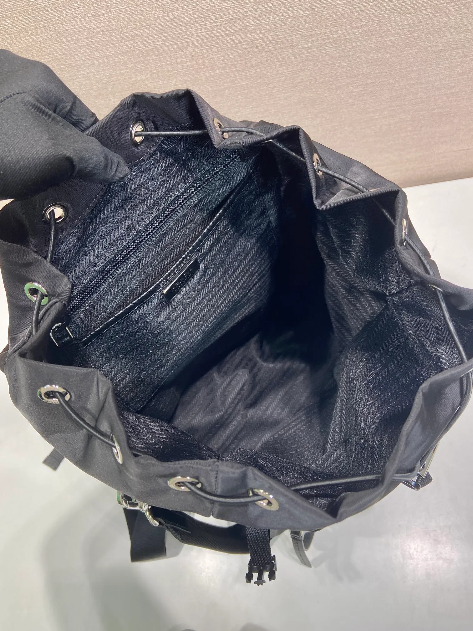 💰1360🎉New Backpack🎉1BZ039 Double Shoulder Strap🎉🎉 Made from Re-Nylon, this modern and functional backpack has a wide yet lightweight silhouette and technical details. The outdoor spirit of the design is combined with a versatile urban style. It has a detachable short shoulder strap, metal hardware on the flap and zipper pockets on the side, and a large capacity. It is also a popular style that will never go out of style and is suitable for both men and women. Hurry up and get it🎉🎉 Length 25x Height 34.5x Bottom 15.5cm🎉🎉🎉💰💰💰