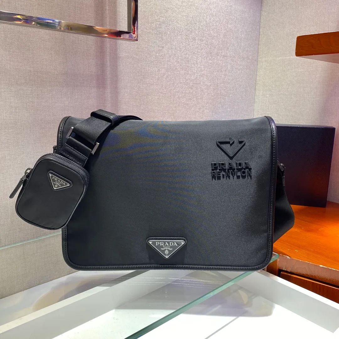 💰1260🎉New messenger bag🎉2VD039 This shoulder bag is made of innovative regenerated nylon fabric, interpreting a compact and functional design. Premium gunmetal hardware🎉🎉Flip closure, back zipper pocket and two side zipper pockets are unique. The adjustable shoulder strap and removable pouch are a thoughtful detail. The only feature of this product🎉🎉has an environmentally friendly plastic label/environmental-friendly wash water label/environmental-friendly non-woven bag🙊🙊 is particularly unique and is also a symbol of environmental protection in 2021😘😘Men, hurry up and get it🎉🎉 Length 33x Height 24x Bottom 8cm