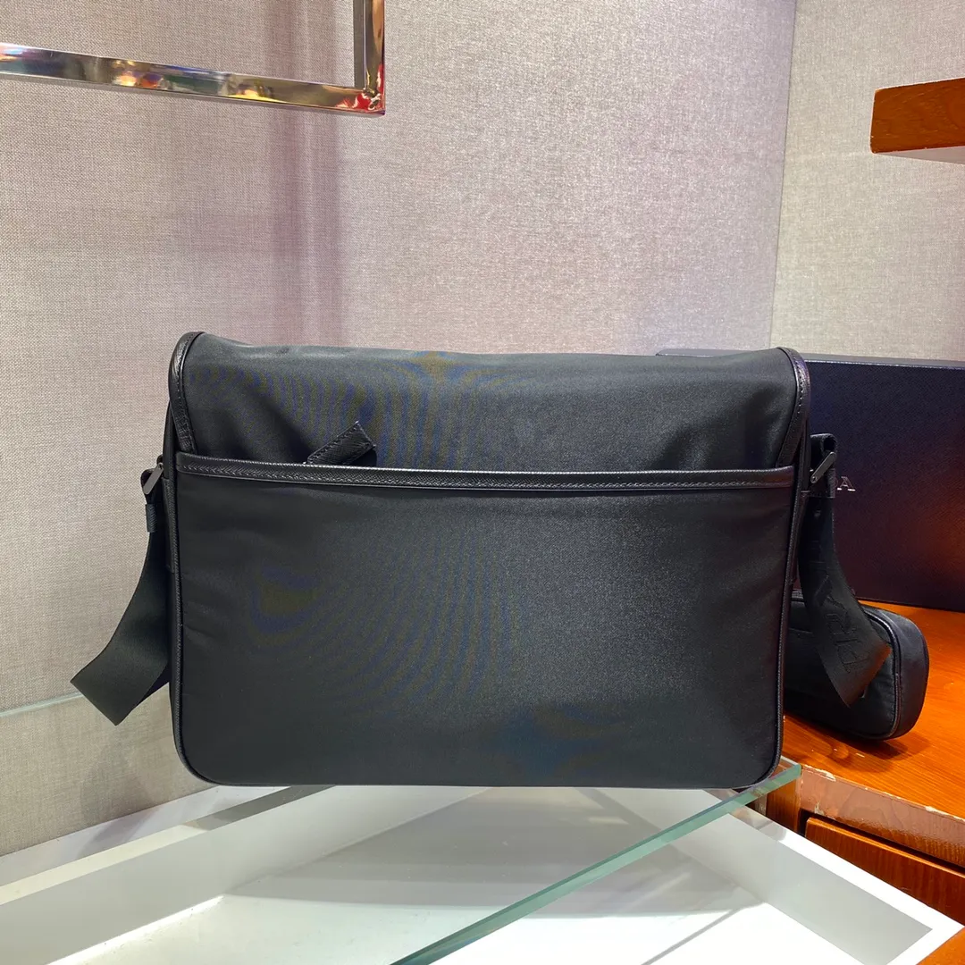 💰1260🎉New messenger bag🎉2VD039 This shoulder bag is made of innovative regenerated nylon fabric, interpreting a compact and functional design. Premium gunmetal hardware🎉🎉Flip closure, back zipper pocket and two side zipper pockets are unique. The adjustable shoulder strap and removable pouch are a thoughtful detail. The only feature of this product🎉🎉has an environmentally friendly plastic label/environmental-friendly wash water label/environmental-friendly non-woven bag🙊🙊 is particularly unique and is also a symbol of environmental protection in 2021😘😘Men, hurry up and get it🎉🎉 Length 33x Height 24x Bottom 8cm