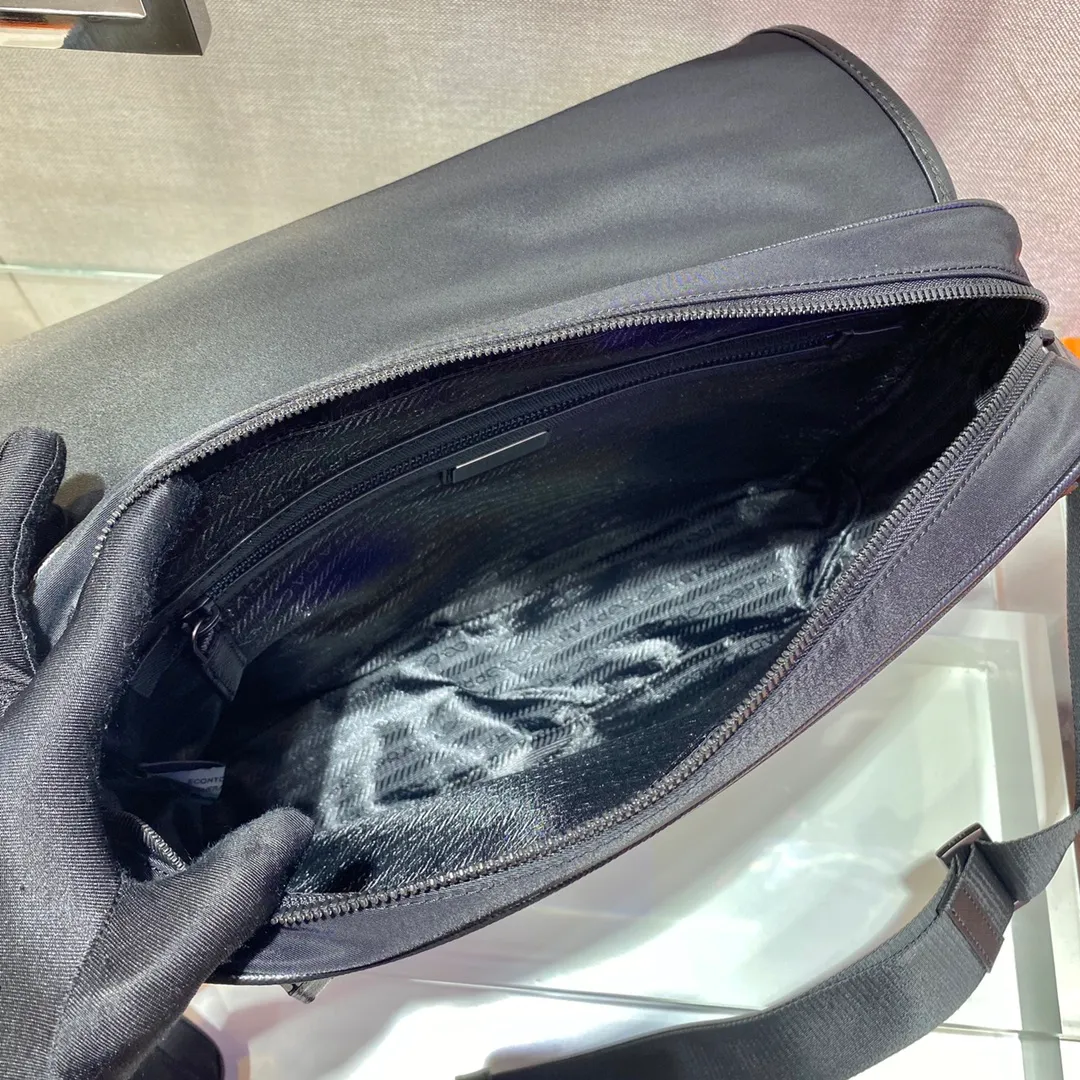 💰1260🎉New messenger bag🎉2VD039 This shoulder bag is made of innovative regenerated nylon fabric, interpreting a compact and functional design. Premium gunmetal hardware🎉🎉Flip closure, back zipper pocket and two side zipper pockets are unique. The adjustable shoulder strap and removable pouch are a thoughtful detail. The only feature of this product🎉🎉has an environmentally friendly plastic label/environmental-friendly wash water label/environmental-friendly non-woven bag🙊🙊 is particularly unique and is also a symbol of environmental protection in 2021😘😘Men, hurry up and get it🎉🎉 Length 33x Height 24x Bottom 8cm