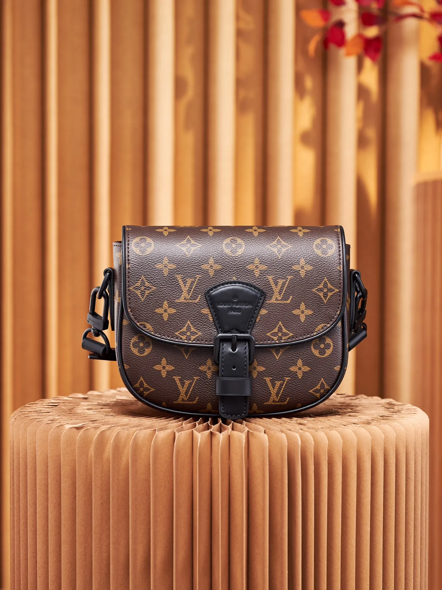 P¥700👉nfc dynamic chip version👈【Top inspection-free all-steel hardware】This Montsouris small messenger bag is made of Monogram Macassar coated canvas to create ample space, making it a perfect choice for daily travel. The retro structure and leather shoulder strap can also be easily worn in formal occasions. Monogram Macassar coated canvas - cow leather trim - fabric lining - metal hardware - main compartment - magnetic flap closure - interior patch pocket - shoulder strap: removable and adjustable! ! Model: M47060; Size: 20x17x7CM