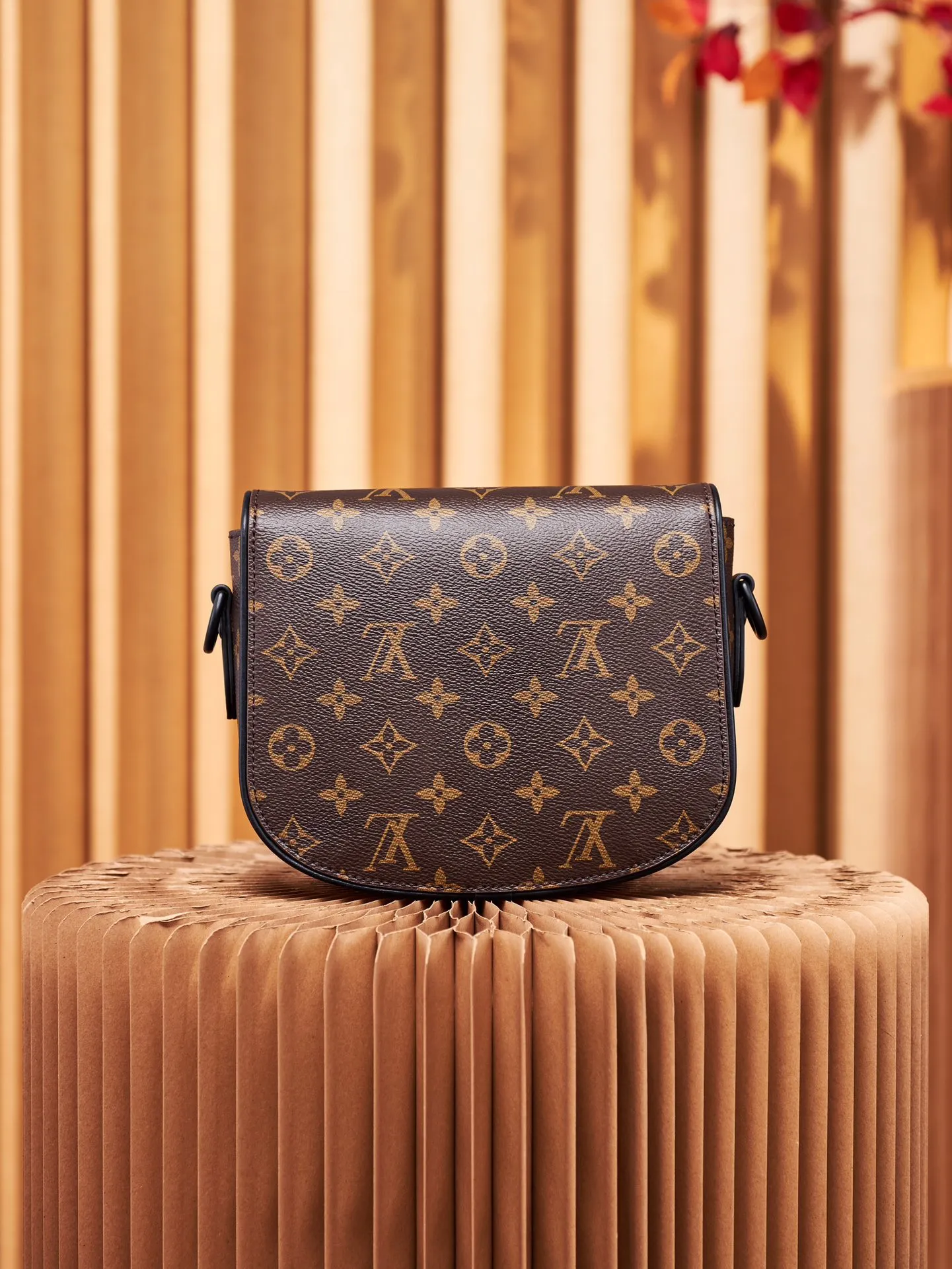 P¥700👉nfc dynamic chip version👈【Top inspection-free all-steel hardware】This Montsouris small messenger bag is made of Monogram Macassar coated canvas to create ample space, making it a perfect choice for daily travel. The retro structure and leather shoulder strap can also be easily worn in formal occasions. Monogram Macassar coated canvas - cow leather trim - fabric lining - metal hardware - main compartment - magnetic flap closure - interior patch pocket - shoulder strap: removable and adjustable! ! Model: M47060; Size: 20x17x7CM