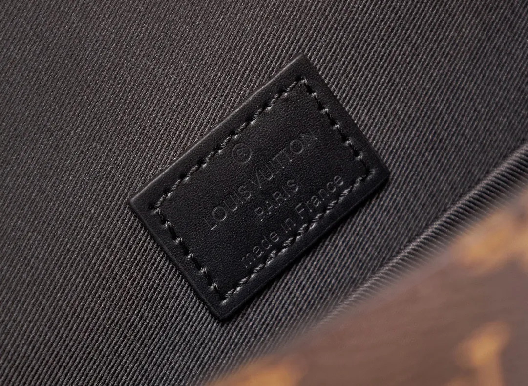 P¥700👉nfc dynamic chip version👈【Top inspection-free all-steel hardware】This Montsouris small messenger bag is made of Monogram Macassar coated canvas to create ample space, making it a perfect choice for daily travel. The retro structure and leather shoulder strap can also be easily worn in formal occasions. Monogram Macassar coated canvas - cow leather trim - fabric lining - metal hardware - main compartment - magnetic flap closure - interior patch pocket - shoulder strap: removable and adjustable! ! Model: M47060; Size: 20x17x7CM