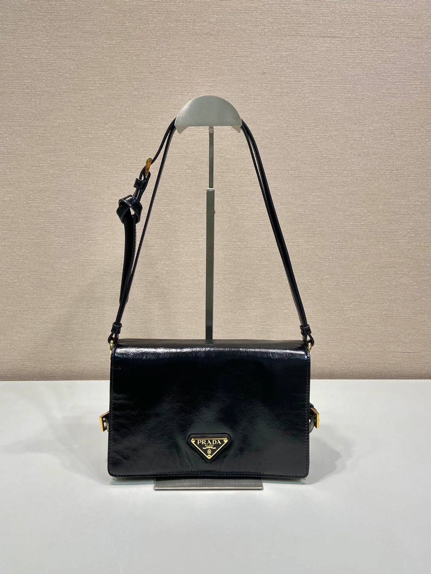 💰1500🎉Oil wax leather messenger bag🎉1BD082🎉🎉 This messenger bag is made of imported oil wax leather. The shiny color exudes a classic atmosphere. It is equipped with a detachable and adjustable long shoulder strap, which can be carried on the shoulder or crossbody. It has a large capacity and is easy to use. It is definitely a must-have for fashionistas. Hurry up and take this retro style flip messenger bag home! Length 23 height 15x base 8.5cm🎉🎉🎉👏👏👏