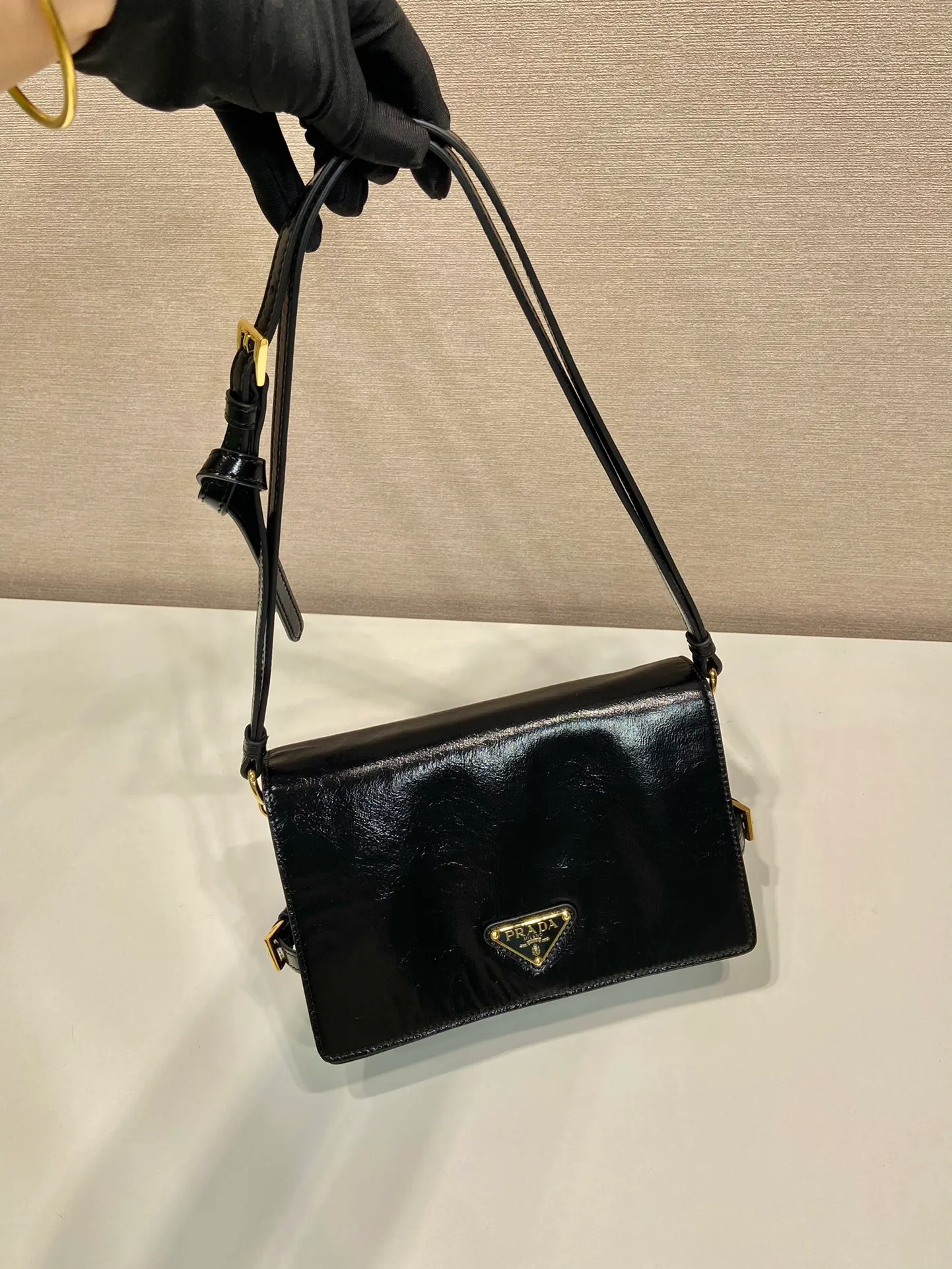 💰1500🎉Oil wax leather messenger bag🎉1BD082🎉🎉 This messenger bag is made of imported oil wax leather. The shiny color exudes a classic atmosphere. It is equipped with a detachable and adjustable long shoulder strap, which can be carried on the shoulder or crossbody. It has a large capacity and is easy to use. It is definitely a must-have for fashionistas. Hurry up and take this retro style flip messenger bag home! Length 23 height 15x base 8.5cm🎉🎉🎉👏👏👏