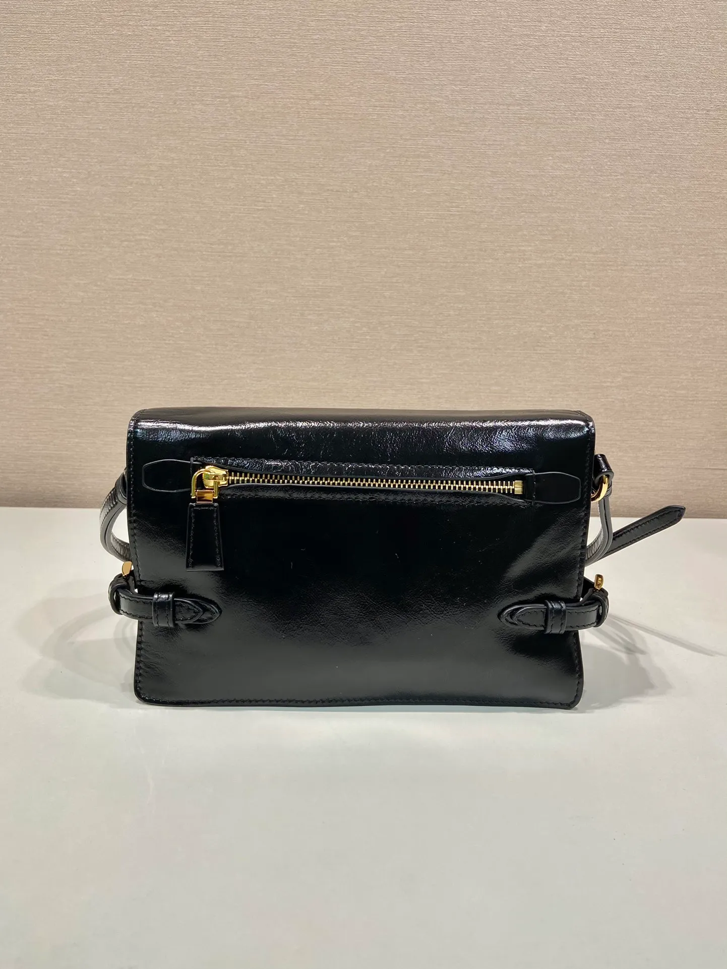 💰1500🎉Oil wax leather messenger bag🎉1BD082🎉🎉 This messenger bag is made of imported oil wax leather. The shiny color exudes a classic atmosphere. It is equipped with a detachable and adjustable long shoulder strap, which can be carried on the shoulder or crossbody. It has a large capacity and is easy to use. It is definitely a must-have for fashionistas. Hurry up and take this retro style flip messenger bag home! Length 23 height 15x base 8.5cm🎉🎉🎉👏👏👏