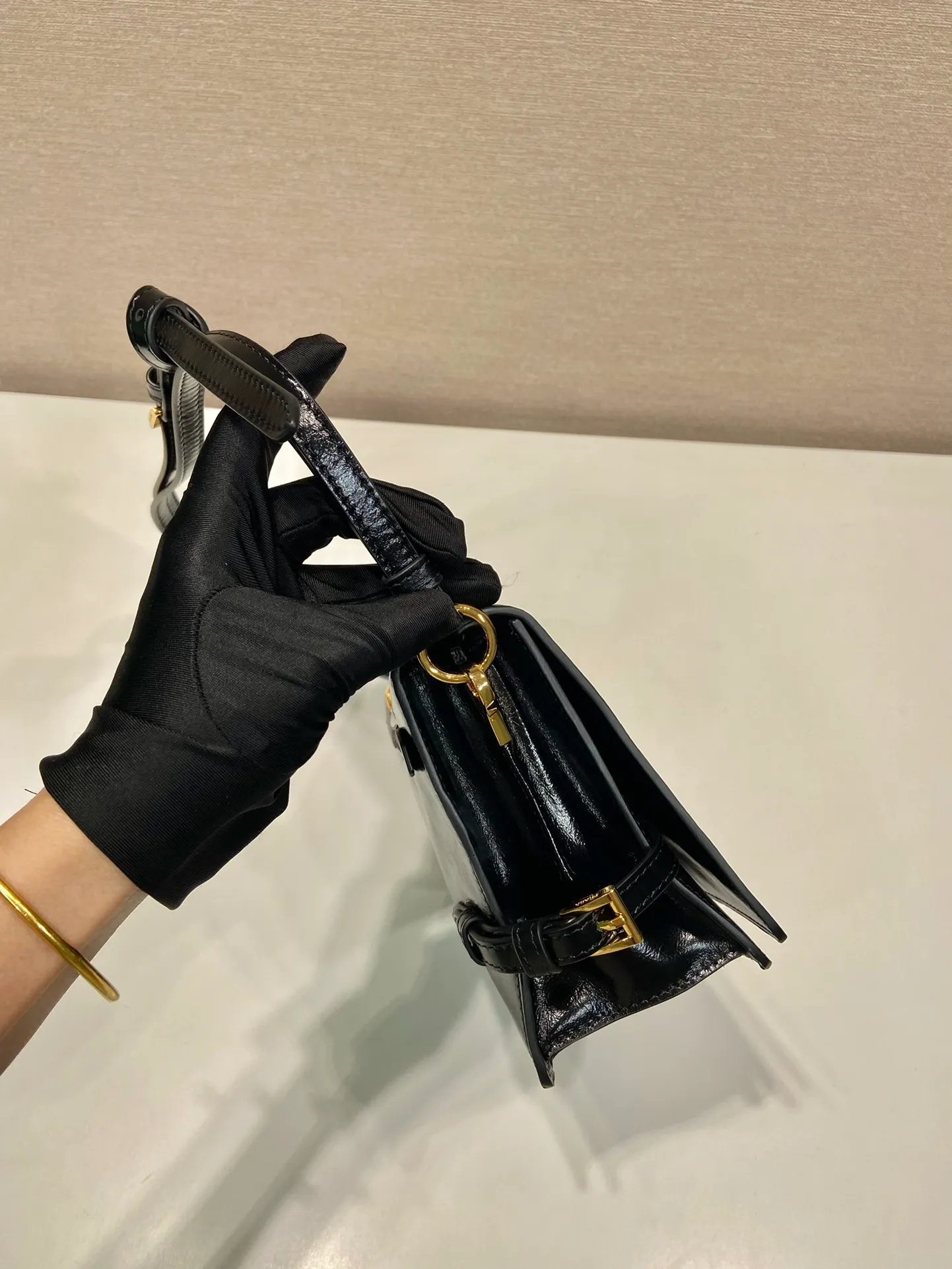💰1500🎉Oil wax leather messenger bag🎉1BD082🎉🎉 This messenger bag is made of imported oil wax leather. The shiny color exudes a classic atmosphere. It is equipped with a detachable and adjustable long shoulder strap, which can be carried on the shoulder or crossbody. It has a large capacity and is easy to use. It is definitely a must-have for fashionistas. Hurry up and take this retro style flip messenger bag home! Length 23 height 15x base 8.5cm🎉🎉🎉👏👏👏