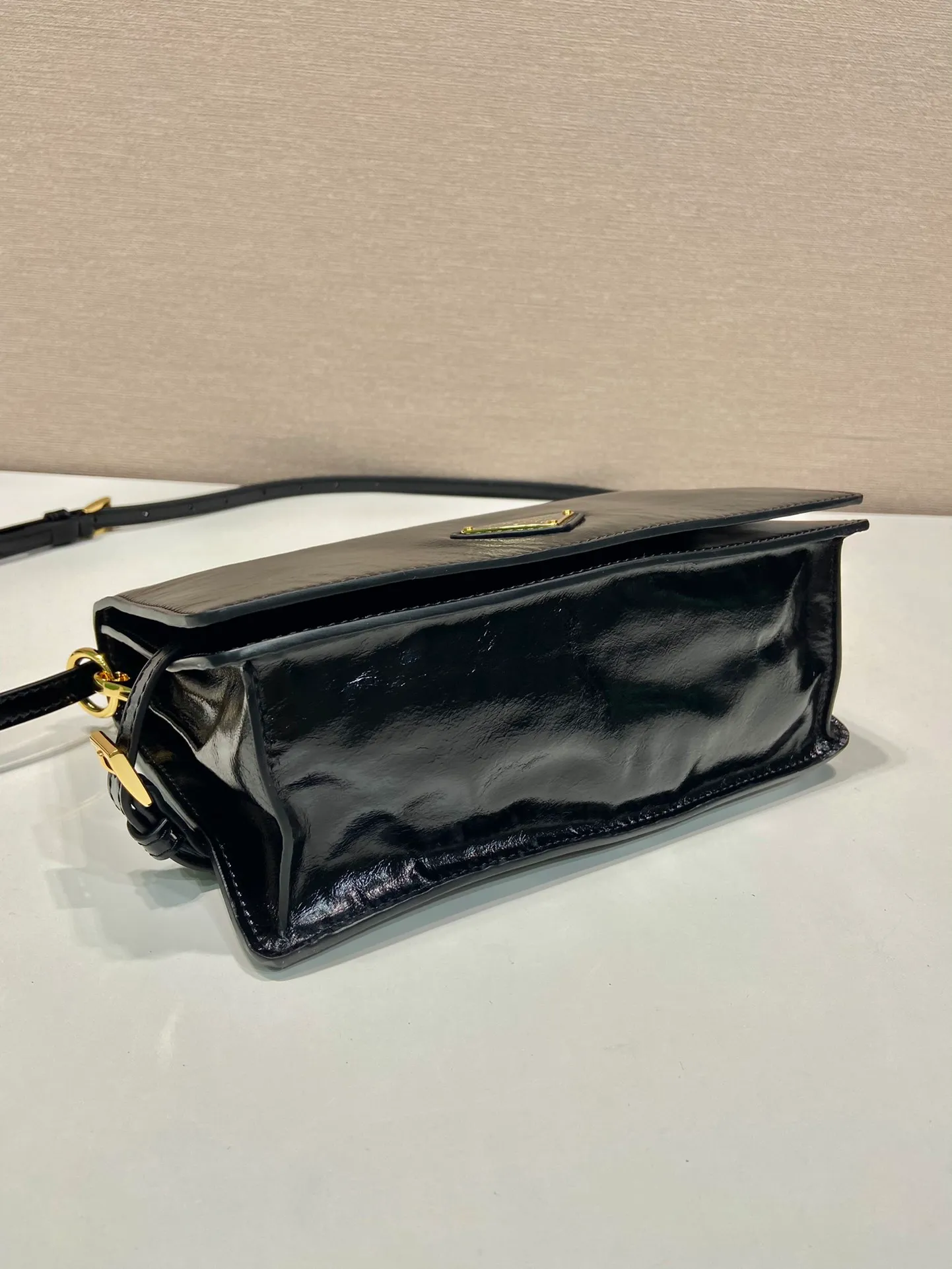 💰1500🎉Oil wax leather messenger bag🎉1BD082🎉🎉 This messenger bag is made of imported oil wax leather. The shiny color exudes a classic atmosphere. It is equipped with a detachable and adjustable long shoulder strap, which can be carried on the shoulder or crossbody. It has a large capacity and is easy to use. It is definitely a must-have for fashionistas. Hurry up and take this retro style flip messenger bag home! Length 23 height 15x base 8.5cm🎉🎉🎉👏👏👏