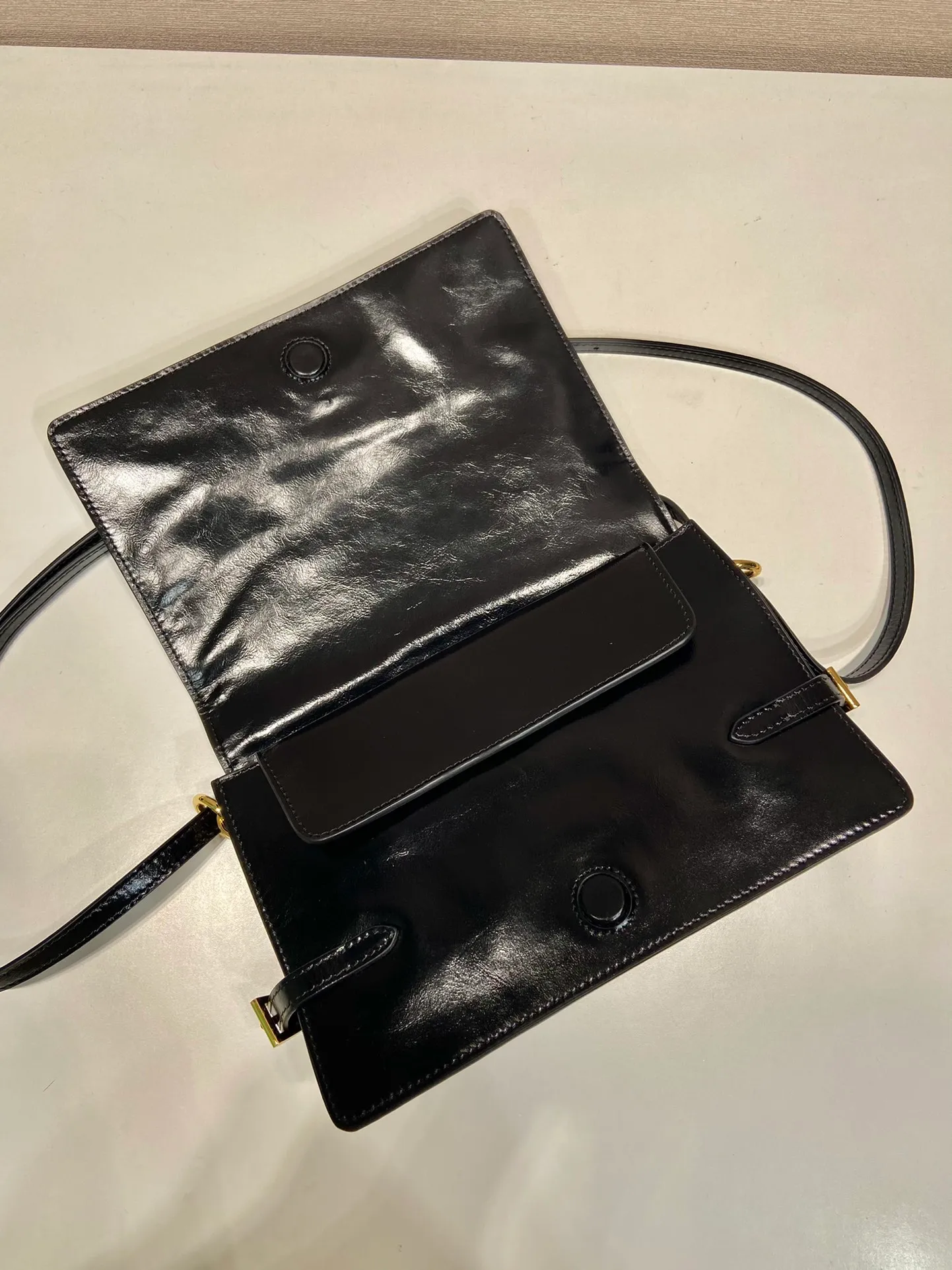💰1500🎉Oil wax leather messenger bag🎉1BD082🎉🎉 This messenger bag is made of imported oil wax leather. The shiny color exudes a classic atmosphere. It is equipped with a detachable and adjustable long shoulder strap, which can be carried on the shoulder or crossbody. It has a large capacity and is easy to use. It is definitely a must-have for fashionistas. Hurry up and take this retro style flip messenger bag home! Length 23 height 15x base 8.5cm🎉🎉🎉👏👏👏