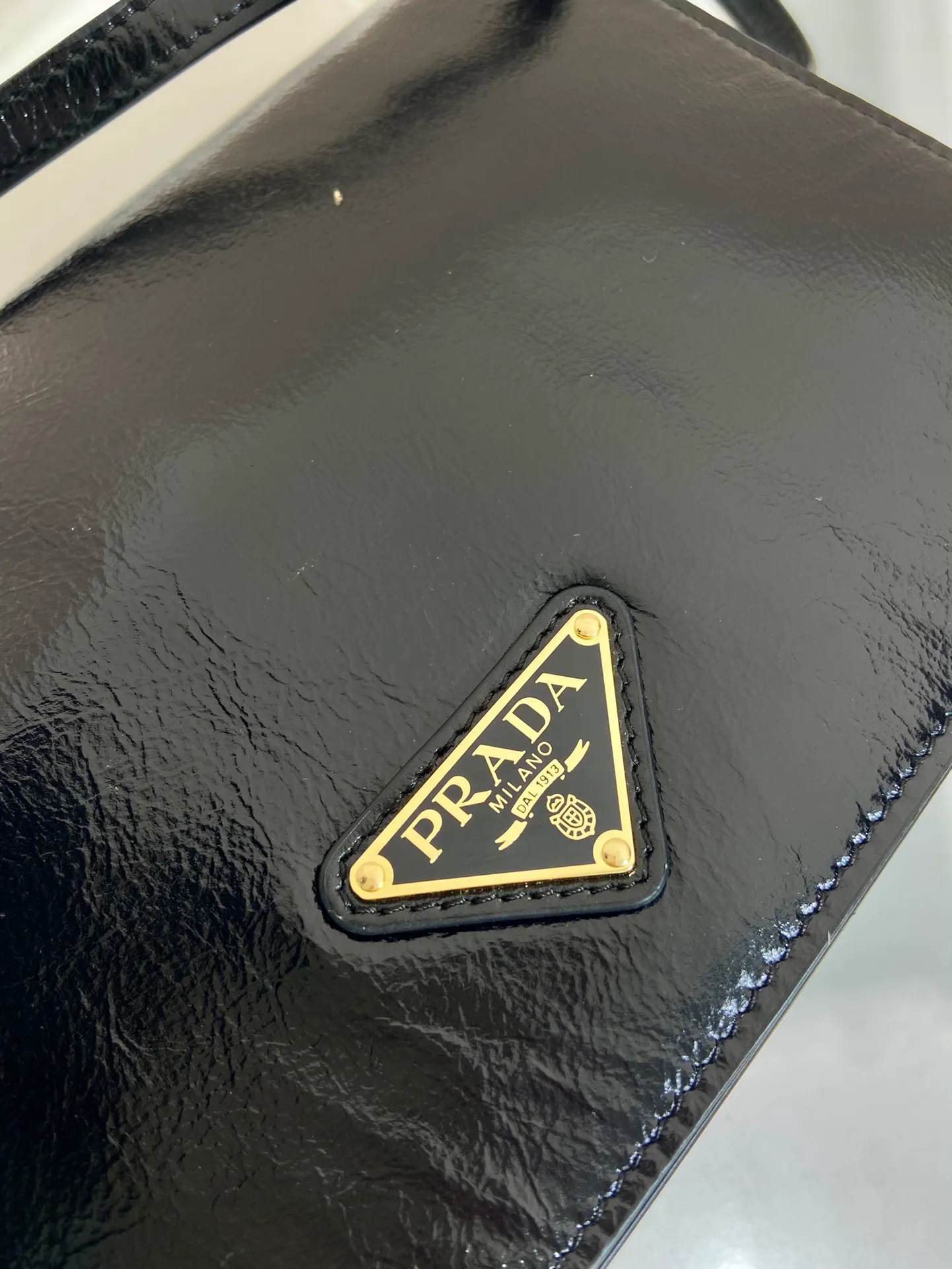 💰1500🎉Oil wax leather messenger bag🎉1BD082🎉🎉 This messenger bag is made of imported oil wax leather. The shiny color exudes a classic atmosphere. It is equipped with a detachable and adjustable long shoulder strap, which can be carried on the shoulder or crossbody. It has a large capacity and is easy to use. It is definitely a must-have for fashionistas. Hurry up and take this retro style flip messenger bag home! Length 23 height 15x base 8.5cm🎉🎉🎉👏👏👏