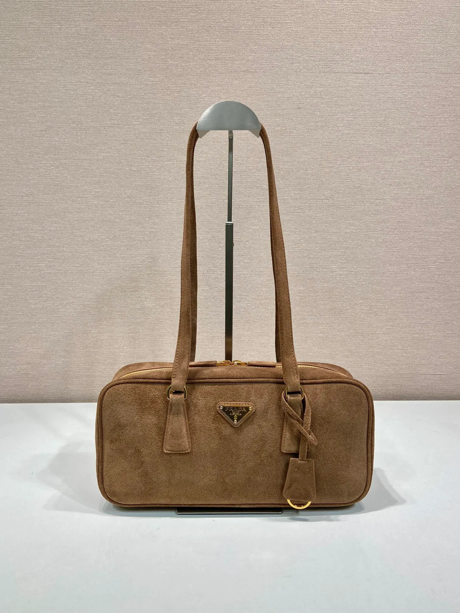 💰1400🎉New second-hand bag🎉1BB116 suede leather🎉🎉 This second-hand bag is made of imported suede leather (nubuck leather) and top-grade hardware. The shoulder strap is a long shoulder design, which is very fashionable and unique. The bag opening is zipped and has a large capacity. The upper body effect is very fashionable and worth owning, hurry up and get it🎉🎉Length 30x Height 14x Bottom 8.5cm🎉🎉🎉👏👏👏