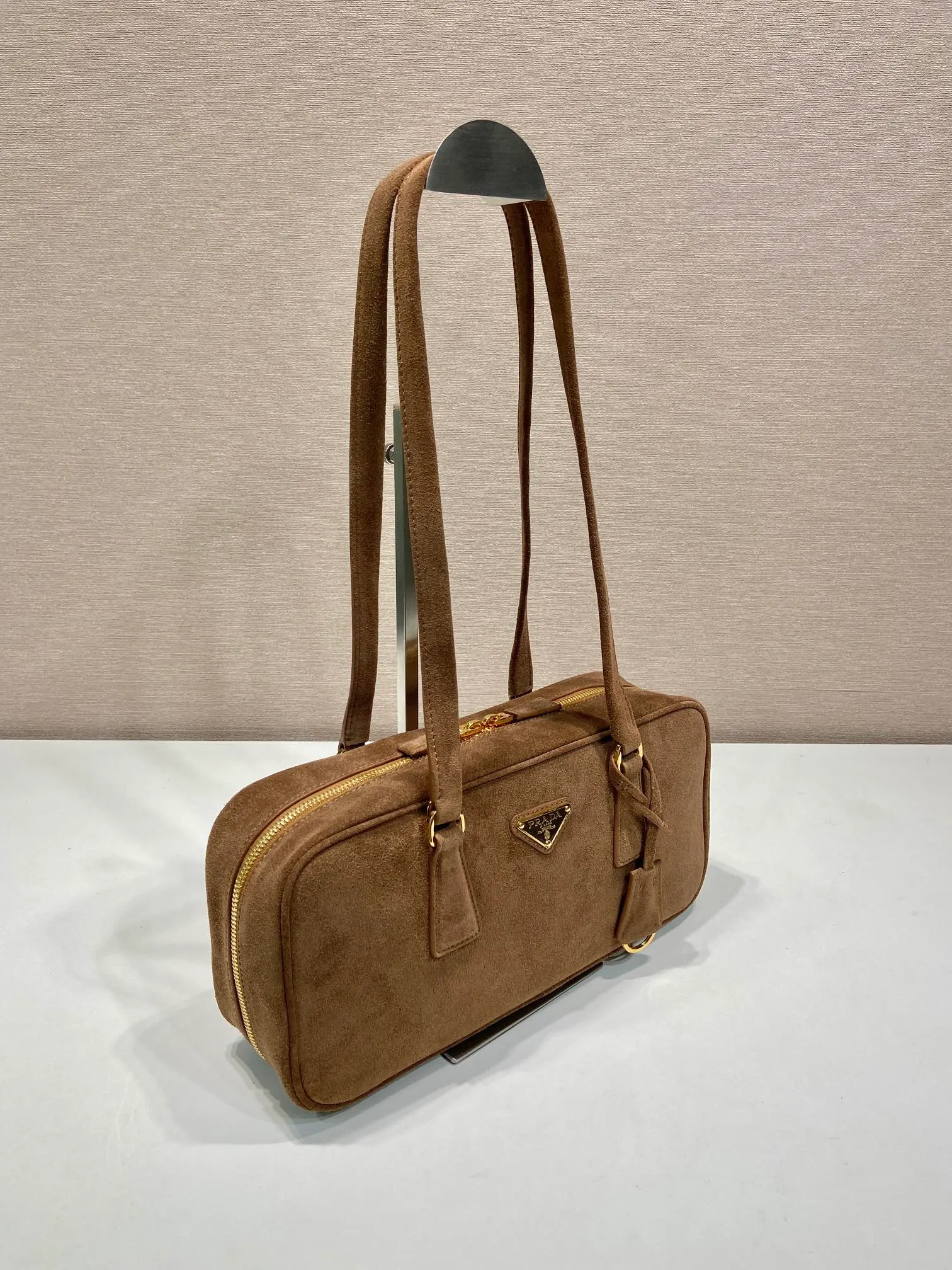 💰1400🎉New second-hand bag🎉1BB116 suede leather🎉🎉 This second-hand bag is made of imported suede leather (nubuck leather) and top-grade hardware. The shoulder strap is a long shoulder design, which is very fashionable and unique. The bag opening is zipped and has a large capacity. The upper body effect is very fashionable and worth owning, hurry up and get it🎉🎉Length 30x Height 14x Bottom 8.5cm🎉🎉🎉👏👏👏