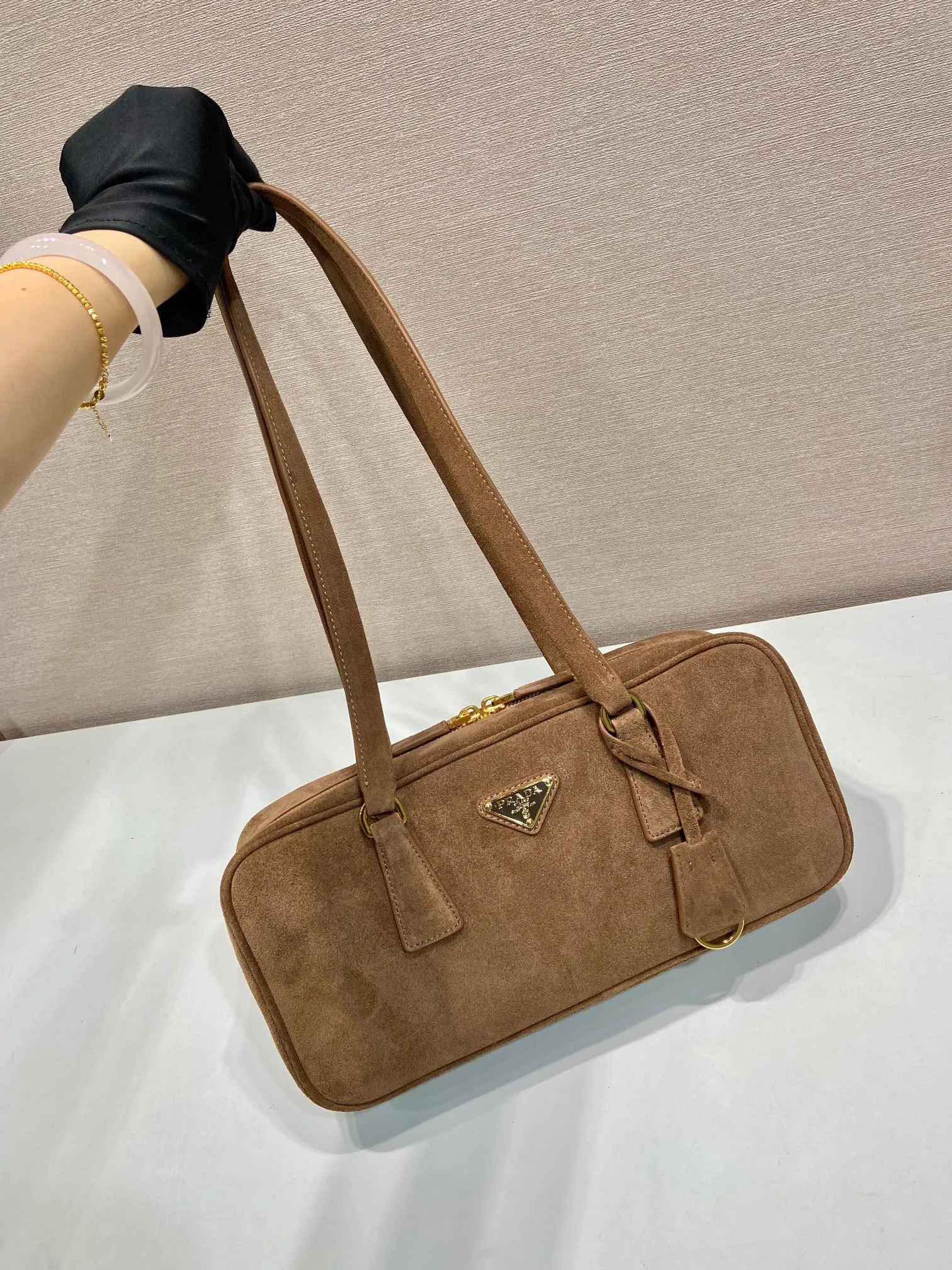 💰1400🎉New second-hand bag🎉1BB116 suede leather🎉🎉 This second-hand bag is made of imported suede leather (nubuck leather) and top-grade hardware. The shoulder strap is a long shoulder design, which is very fashionable and unique. The bag opening is zipped and has a large capacity. The upper body effect is very fashionable and worth owning, hurry up and get it🎉🎉Length 30x Height 14x Bottom 8.5cm🎉🎉🎉👏👏👏