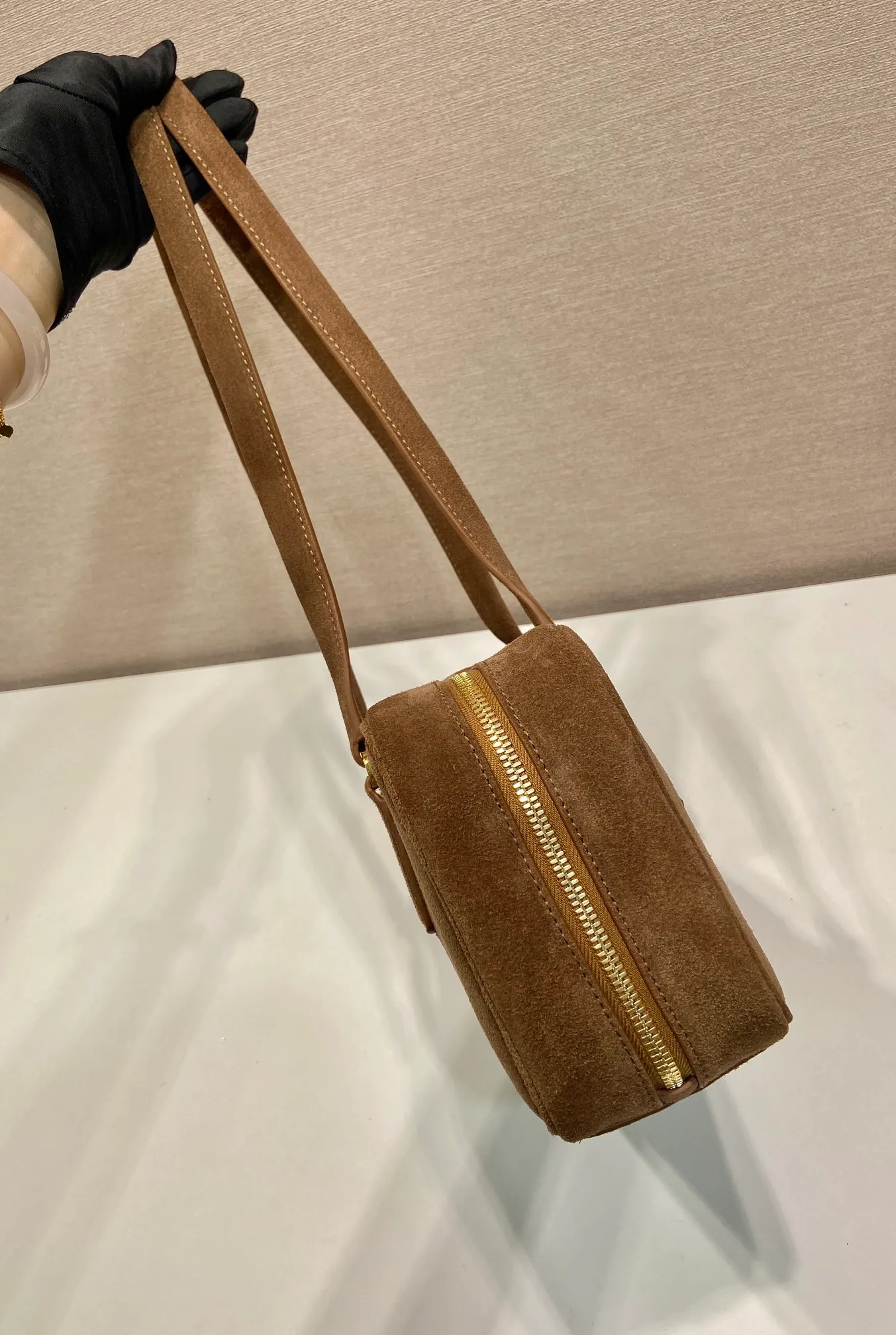 💰1400🎉New second-hand bag🎉1BB116 suede leather🎉🎉 This second-hand bag is made of imported suede leather (nubuck leather) and top-grade hardware. The shoulder strap is a long shoulder design, which is very fashionable and unique. The bag opening is zipped and has a large capacity. The upper body effect is very fashionable and worth owning, hurry up and get it🎉🎉Length 30x Height 14x Bottom 8.5cm🎉🎉🎉👏👏👏