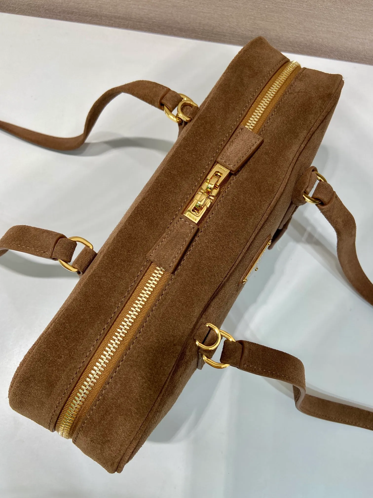 💰1400🎉New second-hand bag🎉1BB116 suede leather🎉🎉 This second-hand bag is made of imported suede leather (nubuck leather) and top-grade hardware. The shoulder strap is a long shoulder design, which is very fashionable and unique. The bag opening is zipped and has a large capacity. The upper body effect is very fashionable and worth owning, hurry up and get it🎉🎉Length 30x Height 14x Bottom 8.5cm🎉🎉🎉👏👏👏