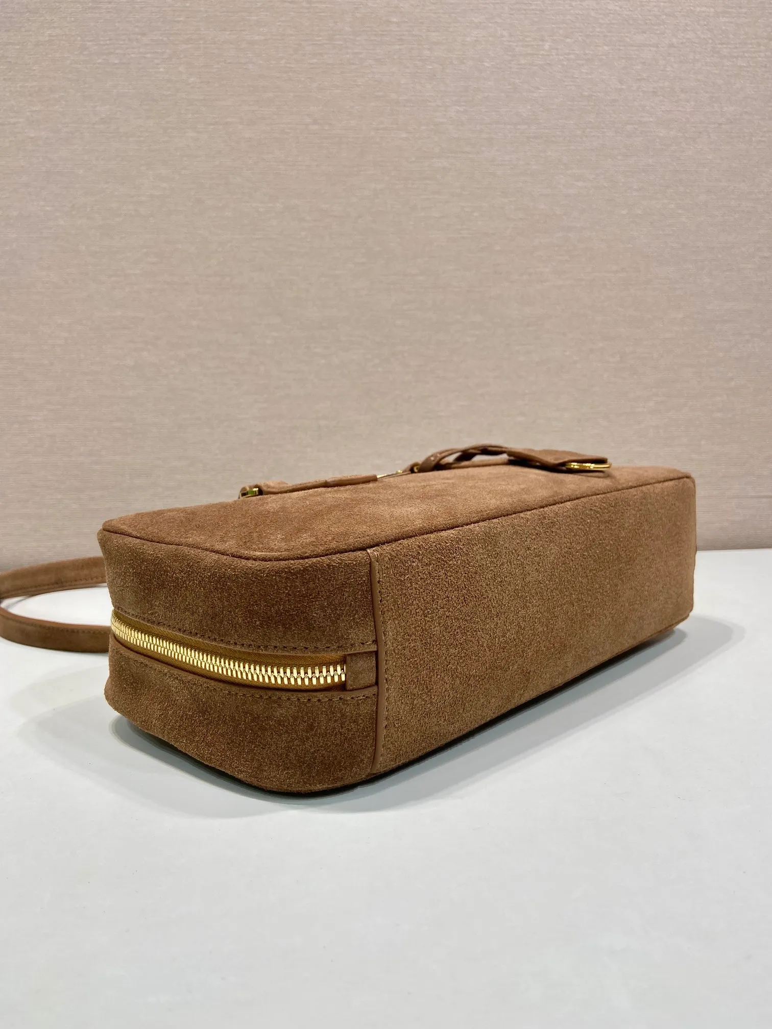 💰1400🎉New second-hand bag🎉1BB116 suede leather🎉🎉 This second-hand bag is made of imported suede leather (nubuck leather) and top-grade hardware. The shoulder strap is a long shoulder design, which is very fashionable and unique. The bag opening is zipped and has a large capacity. The upper body effect is very fashionable and worth owning, hurry up and get it🎉🎉Length 30x Height 14x Bottom 8.5cm🎉🎉🎉👏👏👏