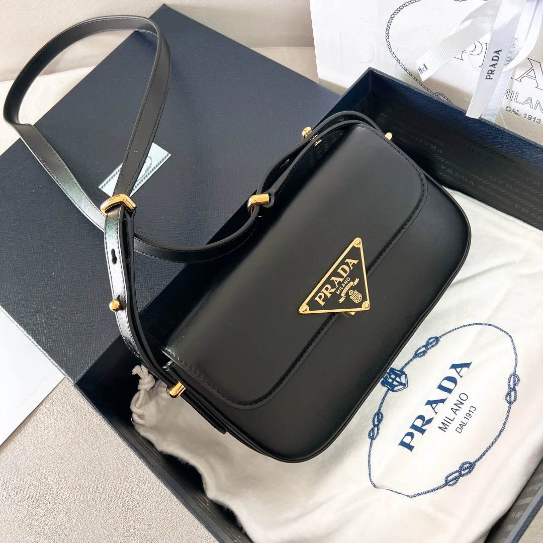 💰1440✨New product launch✨2023 new series shoulder bag 1BD339 is made of exquisite calfskin and is equipped with the iconic triangular logo decorative lock. The shoulder strap is adjustable and can be carried under the armpit or on one shoulder. The overall style of the bag is simple and the lines are elegant. Fashion and retro style are combined. The inner compartment capacity is also great. It is a new fashion trendsetter that combines retro fashion and practicality😘 Size 20.5*10.5*4 black