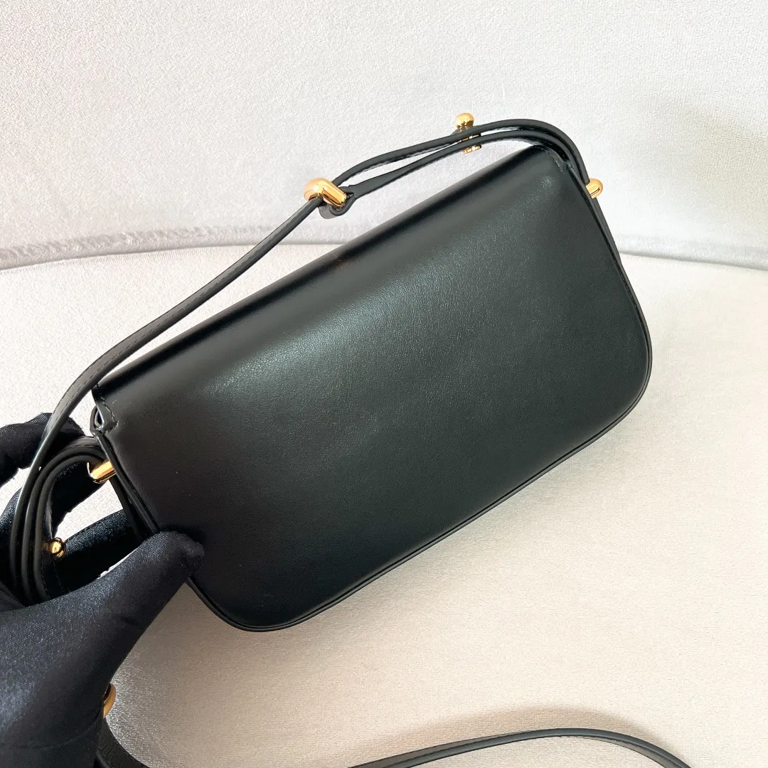 💰1440✨New product launch✨2023 new series shoulder bag 1BD339 is made of exquisite calfskin and is equipped with the iconic triangular logo decorative lock. The shoulder strap is adjustable and can be carried under the armpit or on one shoulder. The overall style of the bag is simple and the lines are elegant. Fashion and retro style are combined. The inner compartment capacity is also great. It is a new fashion trendsetter that combines retro fashion and practicality😘 Size 20.5*10.5*4 black