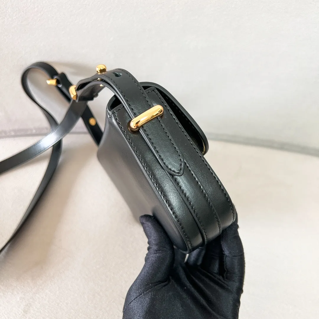 💰1440✨New product launch✨2023 new series shoulder bag 1BD339 is made of exquisite calfskin and is equipped with the iconic triangular logo decorative lock. The shoulder strap is adjustable and can be carried under the armpit or on one shoulder. The overall style of the bag is simple and the lines are elegant. Fashion and retro style are combined. The inner compartment capacity is also great. It is a new fashion trendsetter that combines retro fashion and practicality😘 Size 20.5*10.5*4 black