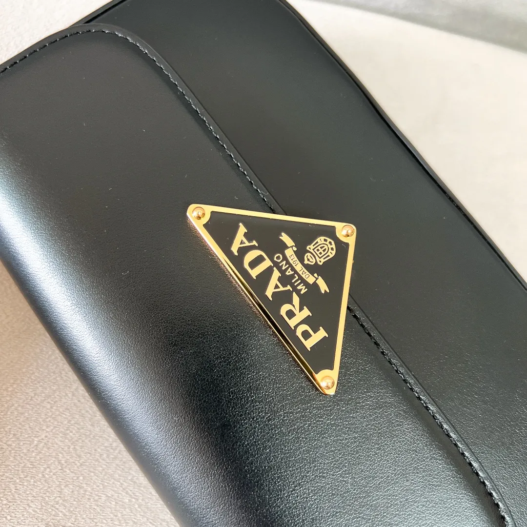 💰1440✨New product launch✨2023 new series shoulder bag 1BD339 is made of exquisite calfskin and is equipped with the iconic triangular logo decorative lock. The shoulder strap is adjustable and can be carried under the armpit or on one shoulder. The overall style of the bag is simple and the lines are elegant. Fashion and retro style are combined. The inner compartment capacity is also great. It is a new fashion trendsetter that combines retro fashion and practicality😘 Size 20.5*10.5*4 black