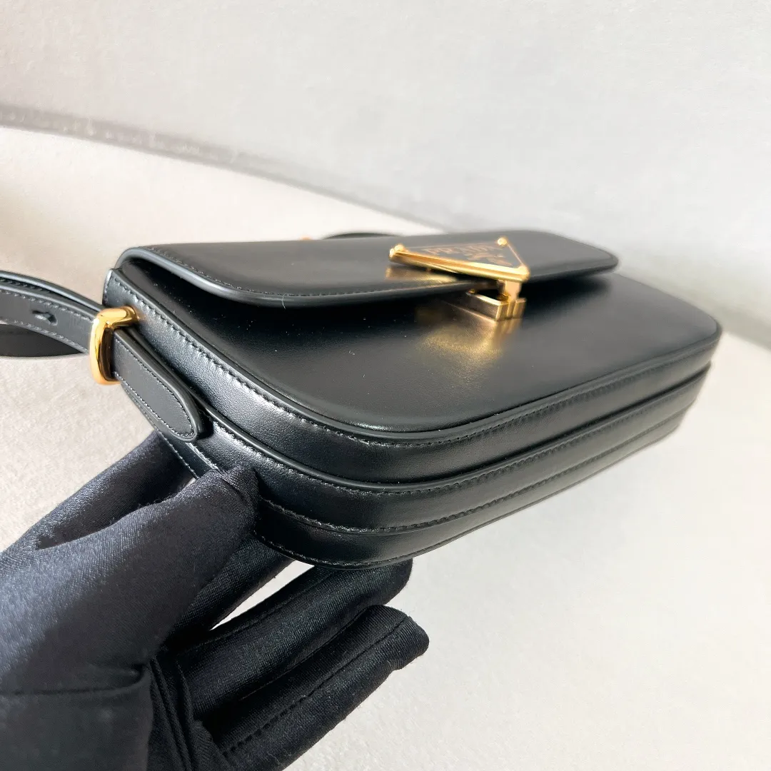 💰1440✨New product launch✨2023 new series shoulder bag 1BD339 is made of exquisite calfskin and is equipped with the iconic triangular logo decorative lock. The shoulder strap is adjustable and can be carried under the armpit or on one shoulder. The overall style of the bag is simple and the lines are elegant. Fashion and retro style are combined. The inner compartment capacity is also great. It is a new fashion trendsetter that combines retro fashion and practicality😘 Size 20.5*10.5*4 black