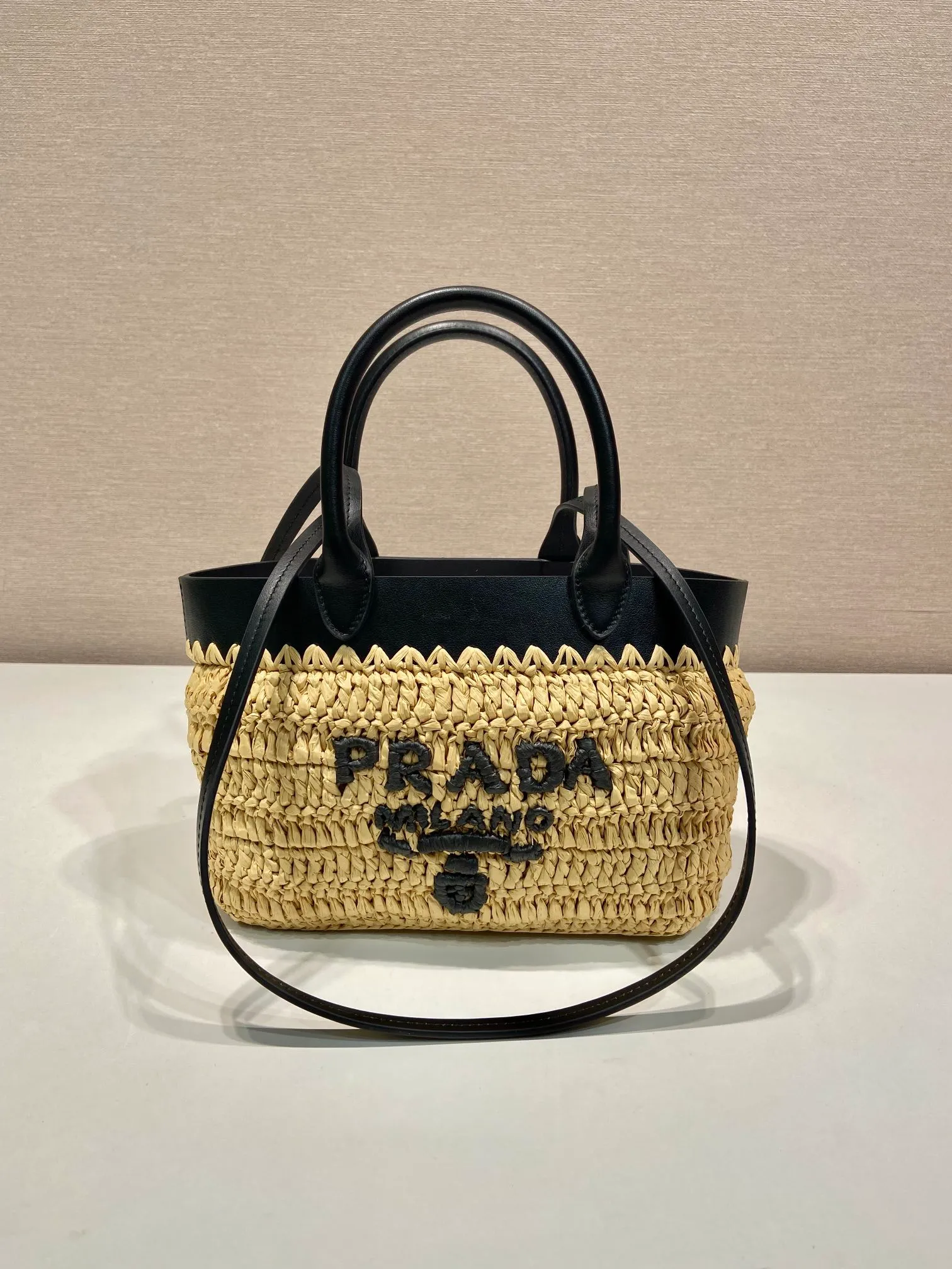 💰1360🎉New woven tote bag🎉1BG501 small🎉🎉 This modern and sophisticated tote bag combines crochet craftsmanship and leather details to create a summer atmosphere. Double handle style, can be used as a handbag or shoulder bag, with a contrasting embroidered letter logo on the front for added recognition. Large capacity, stylish, casual and elegant👏👏A must-have for summer, get it now🎉🎉 Length 21 height 216x base 10cm🎉🎉🎉👏👏 👏